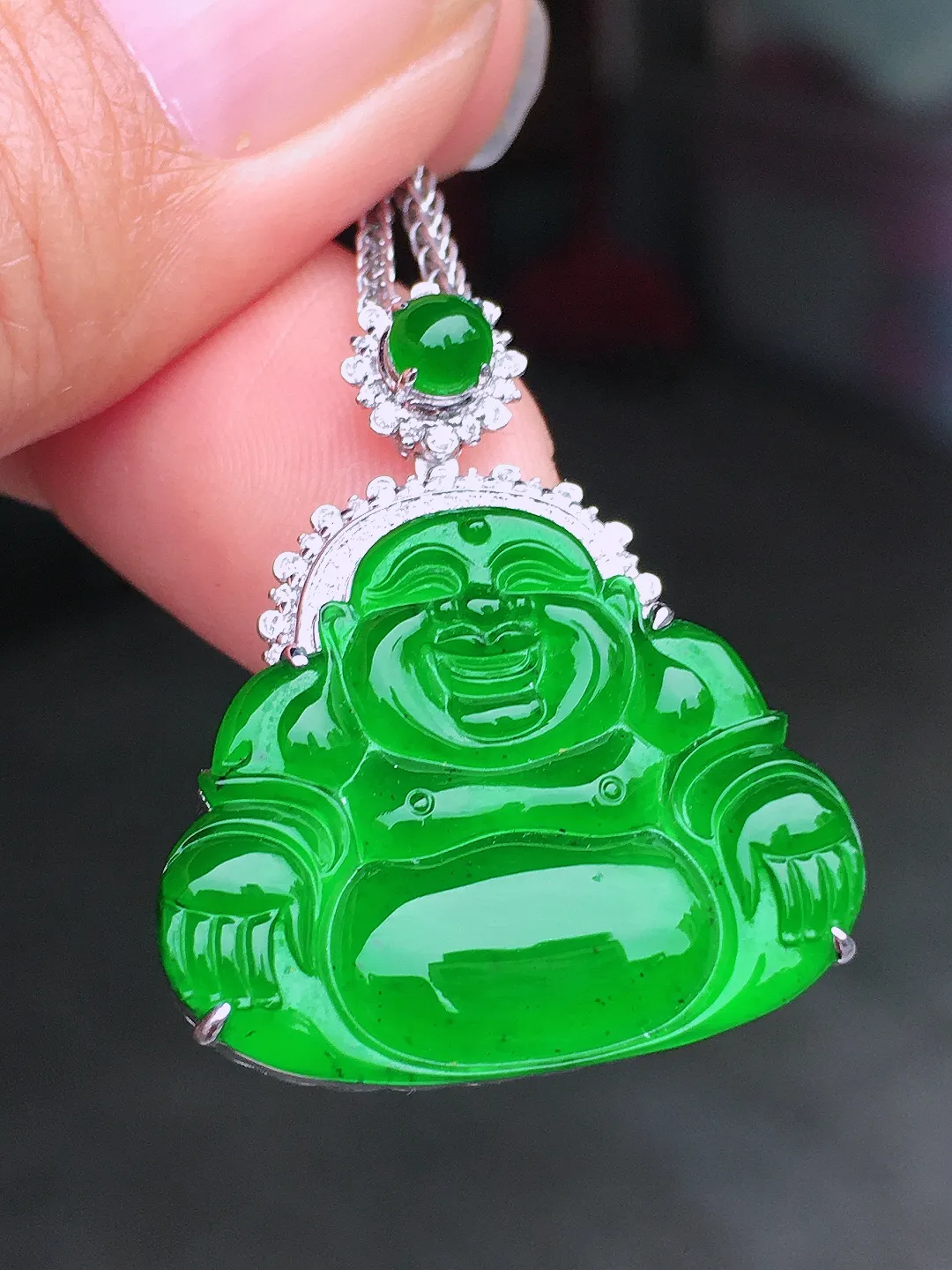 满绿佛公吊坠，色泽均匀浓郁，玉质细腻，荧光感超
强，饱满圆润，尽显优雅气质，18k
金豪华镶嵌