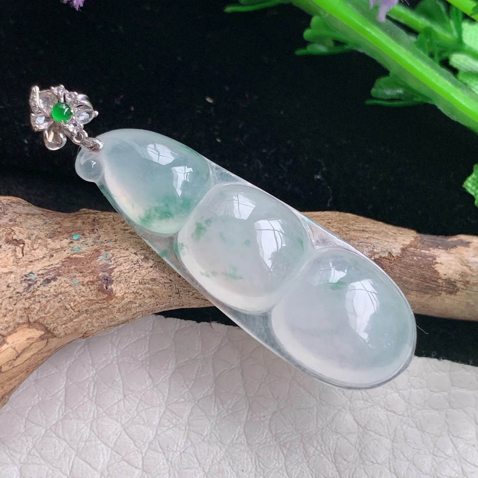 abc自然光48*14.3*6天然缅甸翡翠冰飘花平安豆 四季豆玉吊坠 玉挂件