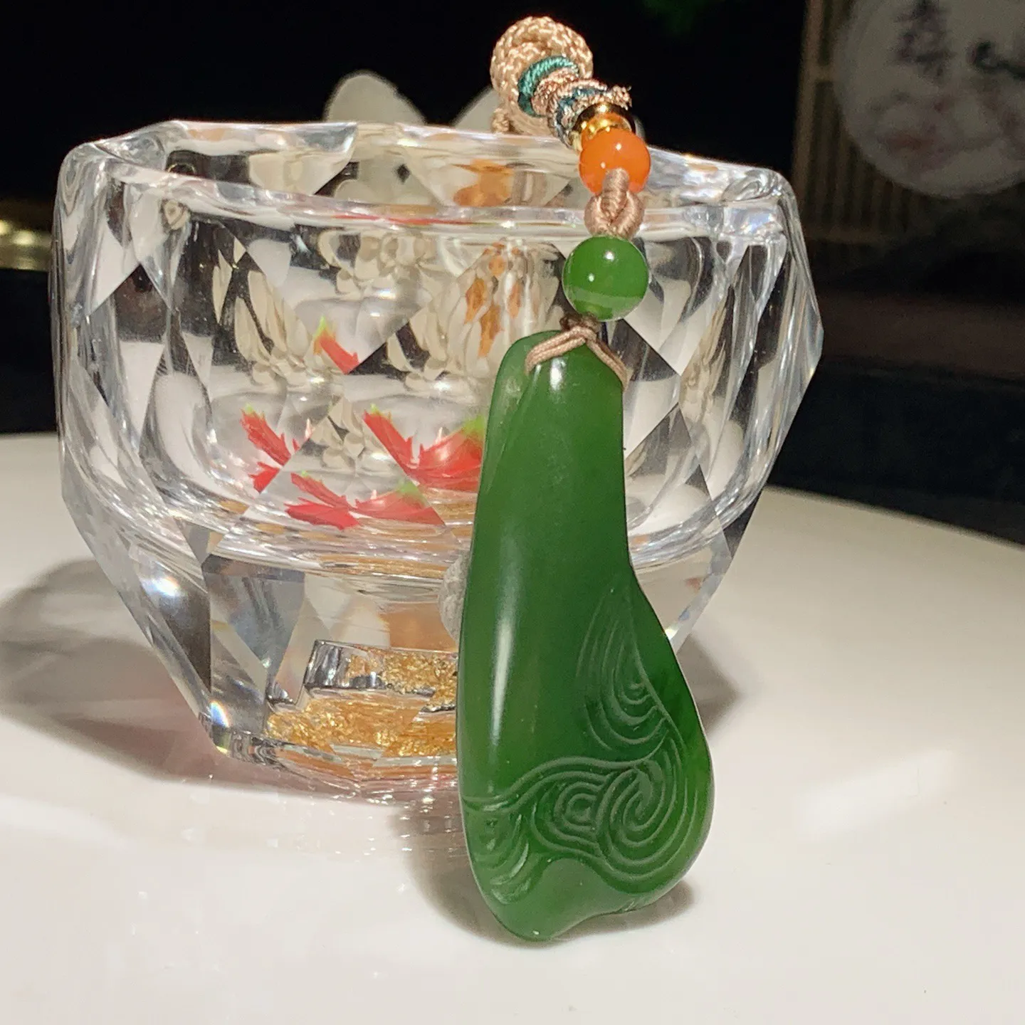 和田玉阳绿俄罗斯碧玉顺丰顺水随型挂件。尺寸43/20/9重11.8克。玉质细腻油润。手推出油。佩戴高端典雅。lt251201