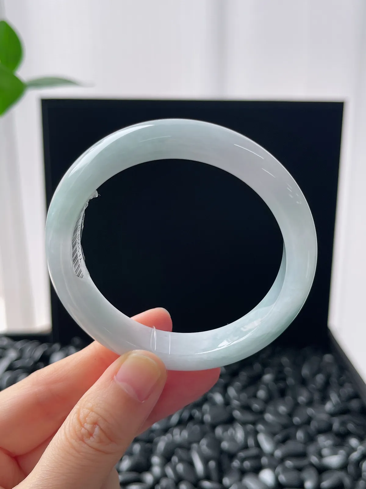 正圈54圈口，翡翠糯化种浅绿色手镯