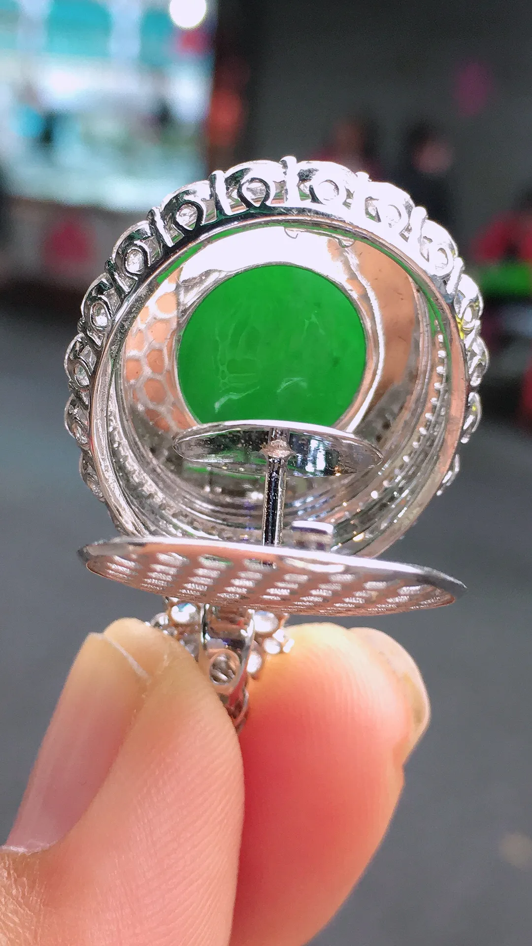 阳绿蛋面吊坠，色泽均匀艳丽，玉质细腻，荧光感超
强，饱满圆润，尽显优雅气质，18k
金豪华镶嵌