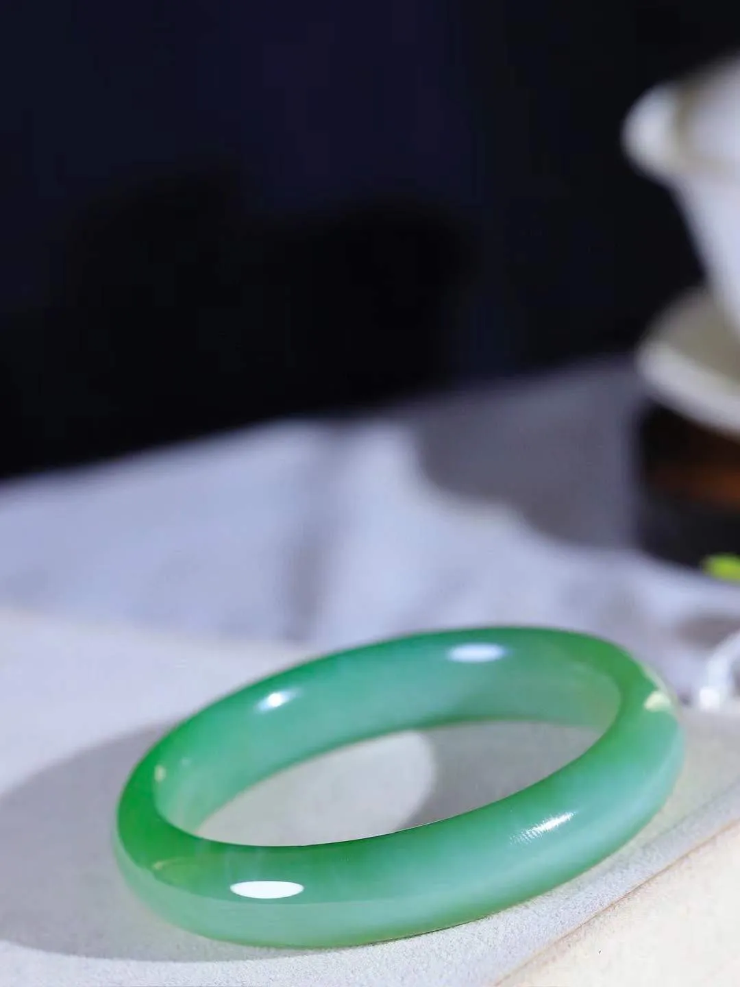 【诗情画意.手镯】

收藏传家级臻品️和田玉碧玉猫眼手镯   细腻油脂,手感润滑。意韵飘渺，温雅细腻，工艺精湛，️氤氲诗意的美跃然于手腕之间，给人以出尘的风雅，优美脱俗，气质非凡。重59克 内径58mm尺寸13.4-8.8mm  22120200A