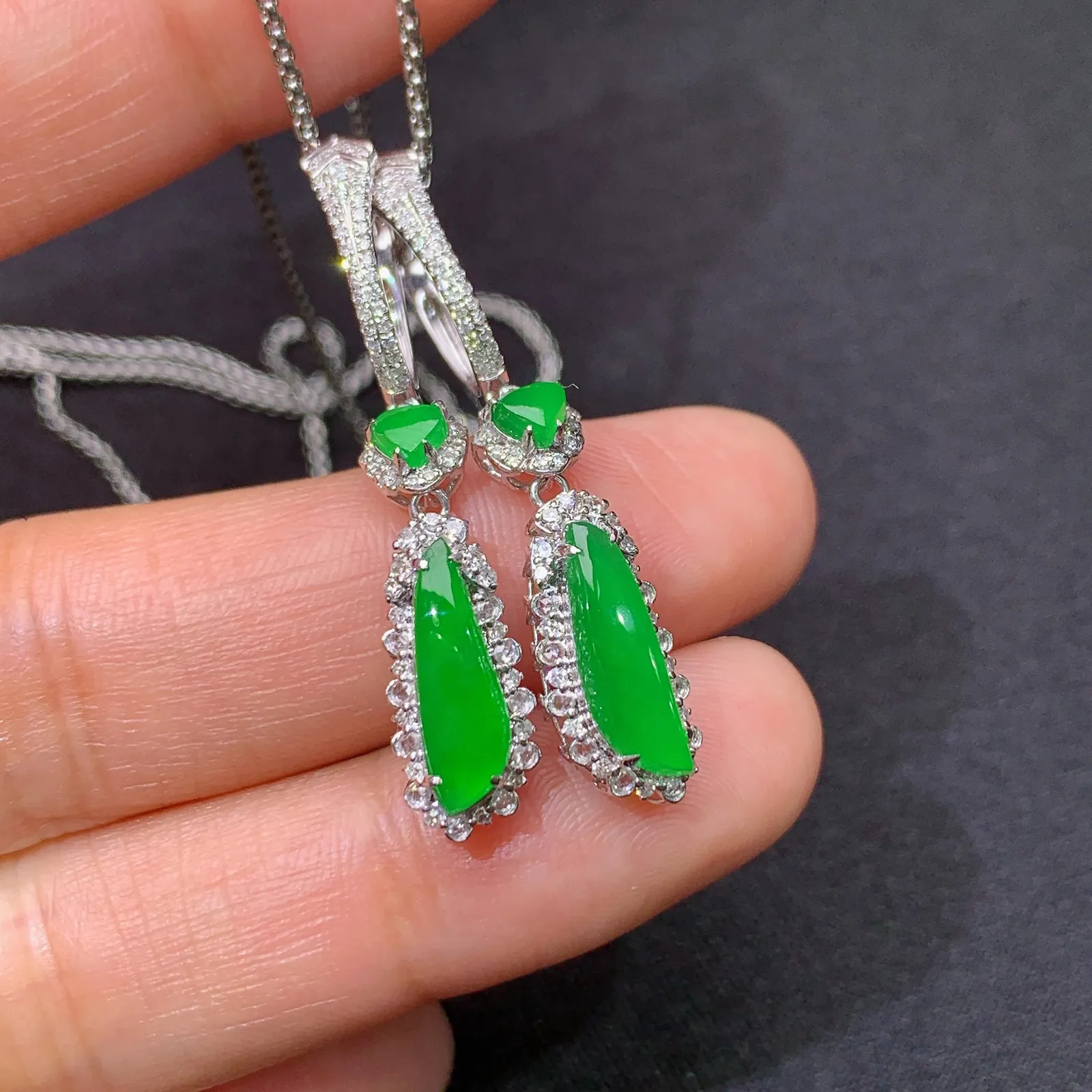 阳绿随形耳坠，18k金镶嵌，简约时尚，冰润色阳，种水足，裸石12.6*3.3*2