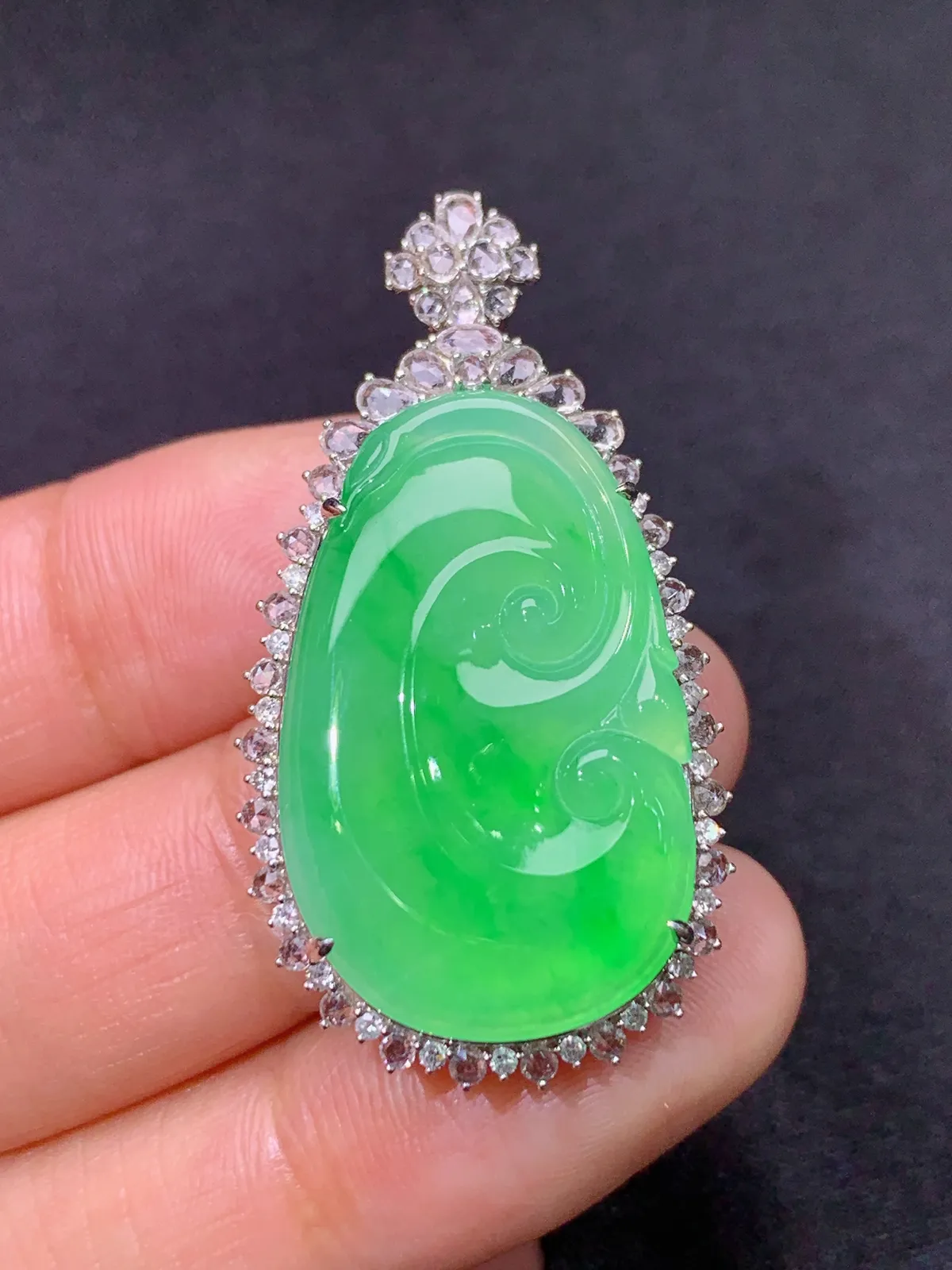 甜绿如意吊坠，18k金镶嵌，色泽鲜阳，冰润细腻，种水足 尺寸39*21.5*8.2