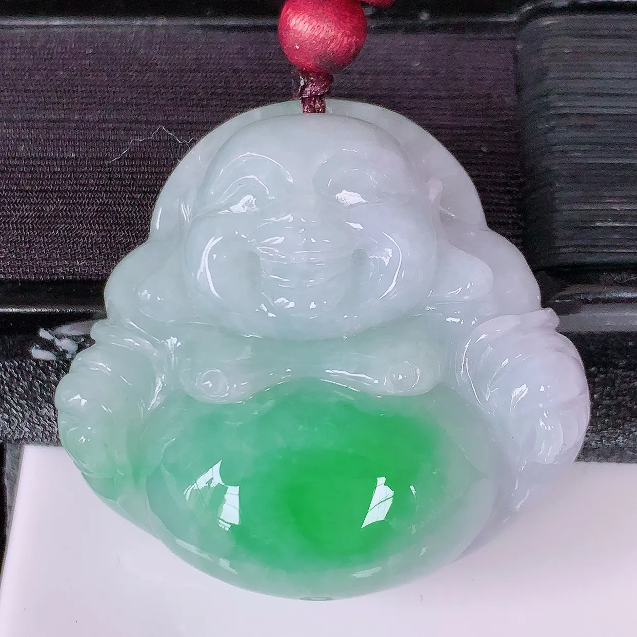 自然光实拍，冰润飘绿佛公吊坠，翡翠开心笑佛，种老水足，颜色漂亮，立体饱满圆润，佩戴效果赞#46.29