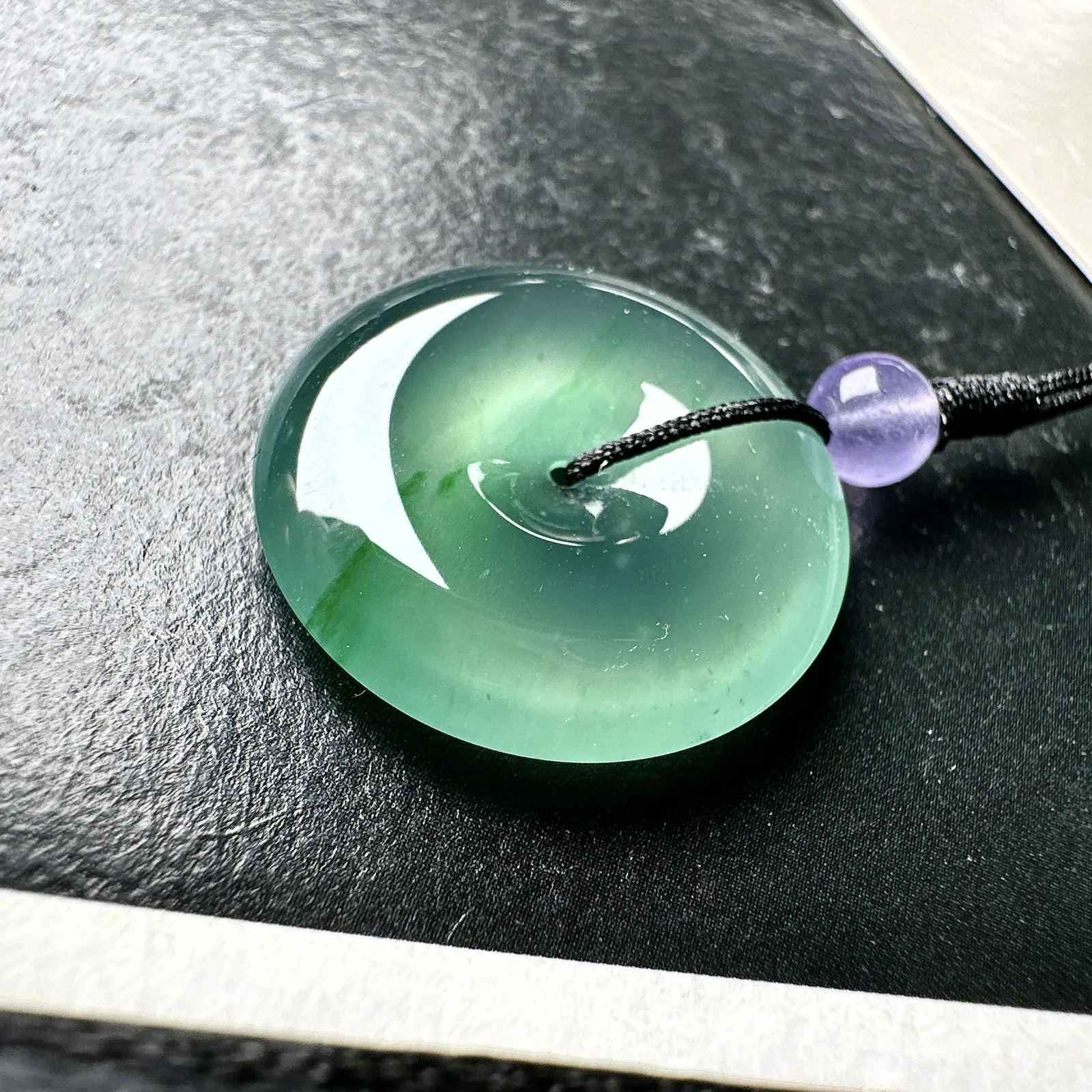 【冰种飘绿平安扣一对】一道金丝阳绿色泽，质地细腻，难得的冰润度，难得的好颜色，韵味十足，古色古香