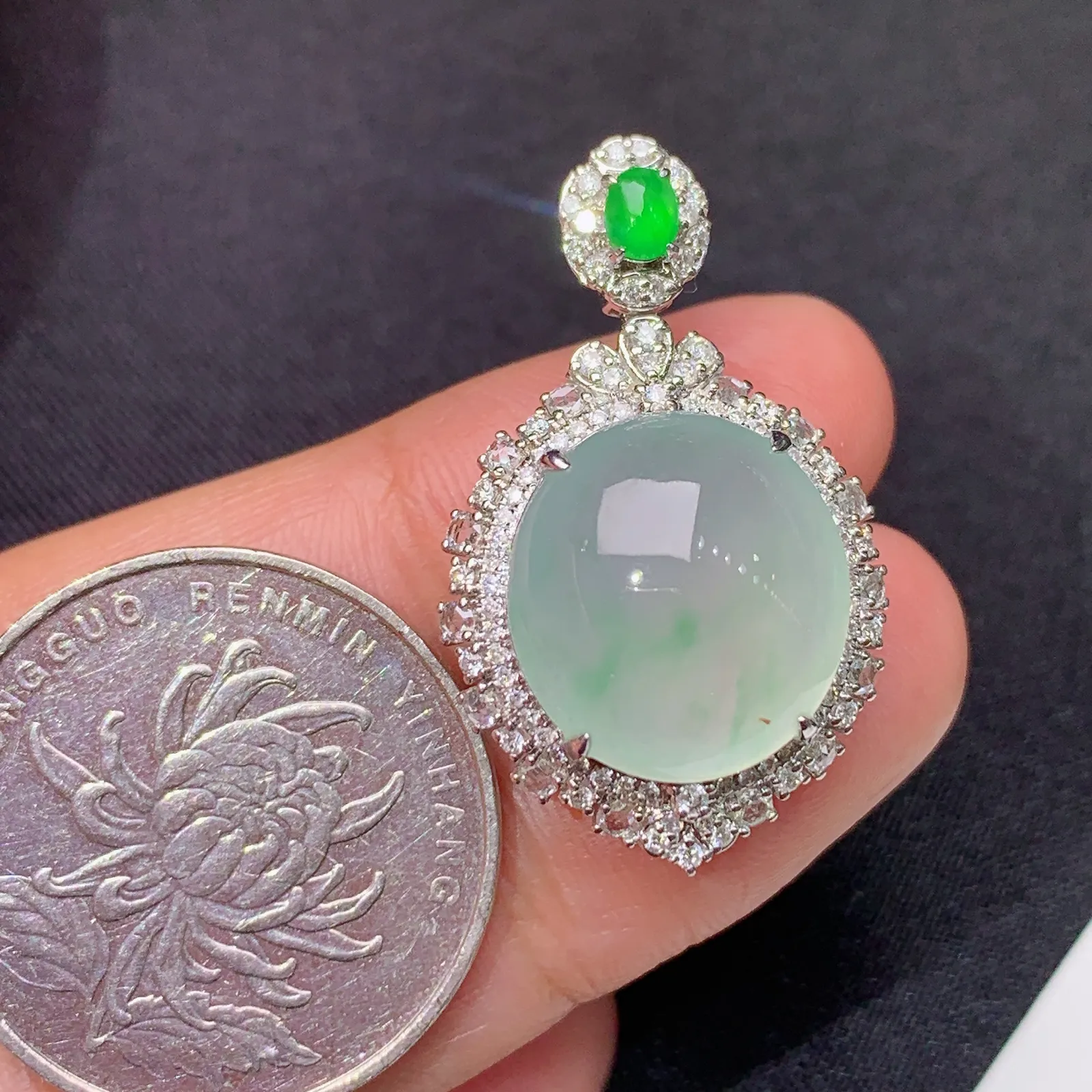 冰晴底蛋面吊坠，18k金镶嵌，冰润饱满，玉质细腻，种水足，Al 尺寸30.8*19*11.3