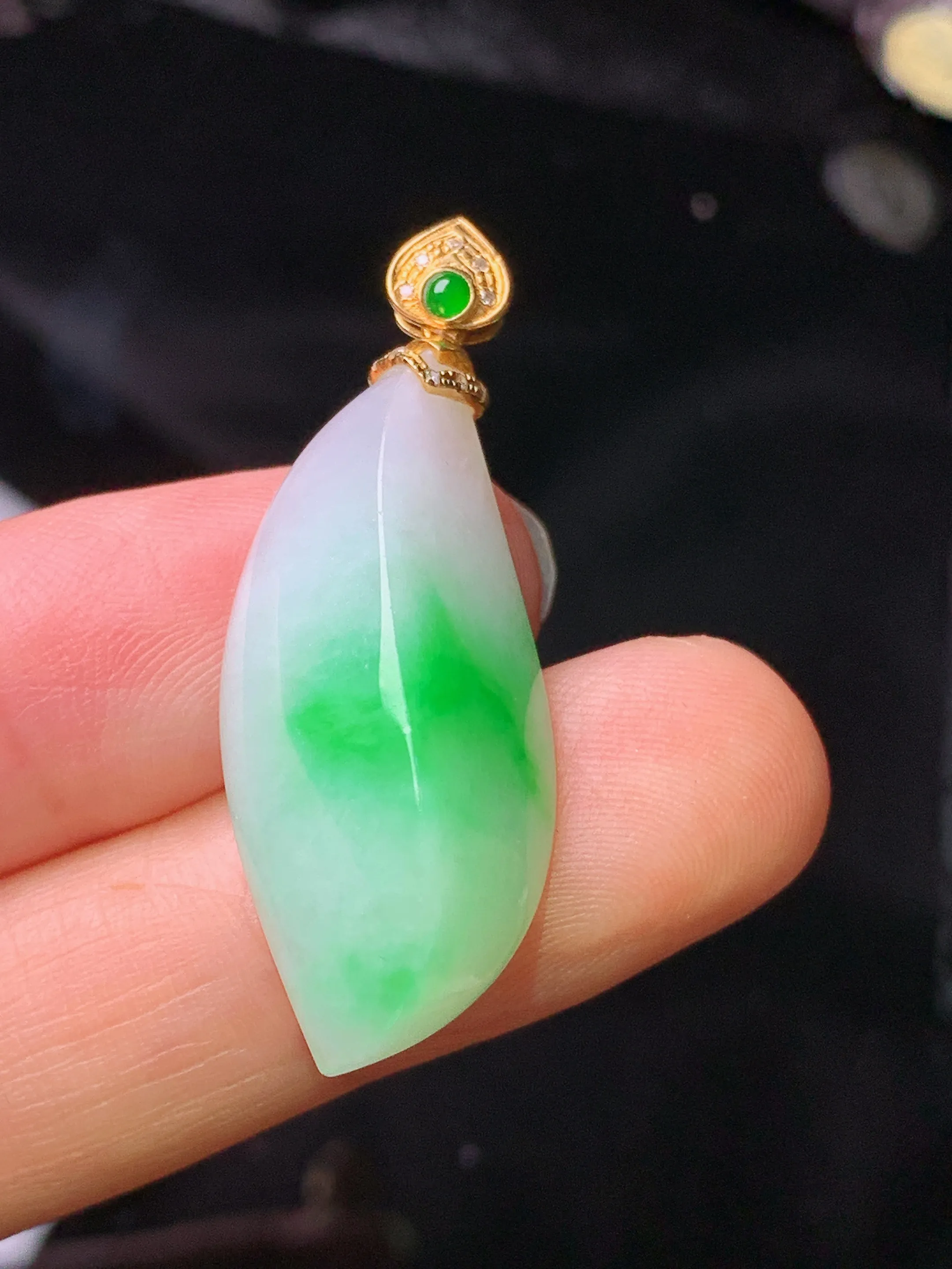 18k金钻镶嵌飘绿随形吊坠 玉质细腻 色泽清新艳丽  整体尺寸37.5*13.5*9.2