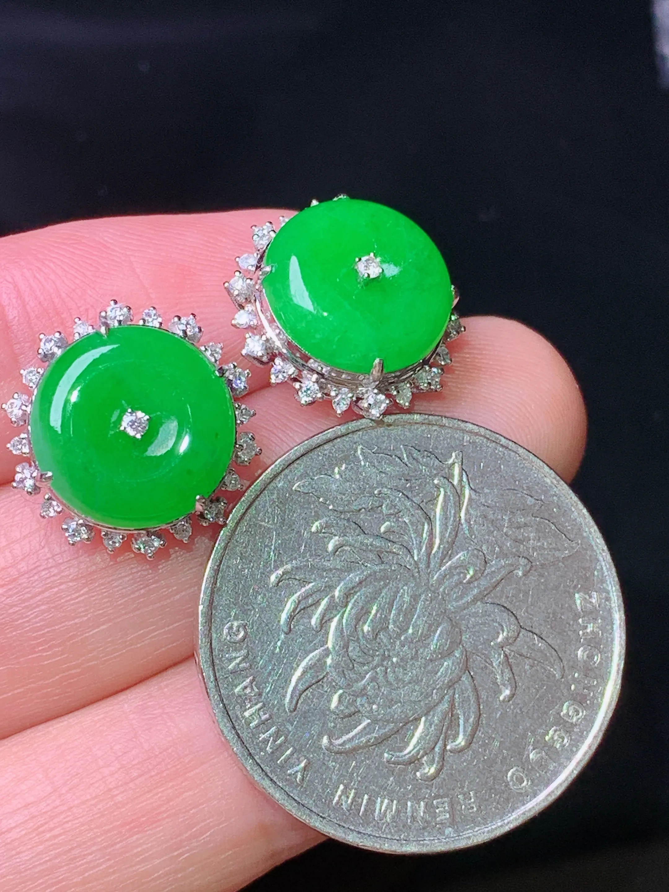 18k金钻镶嵌翠绿平安扣耳钉 玉质细腻 色泽清新艳丽 整体尺寸14.6*6.8