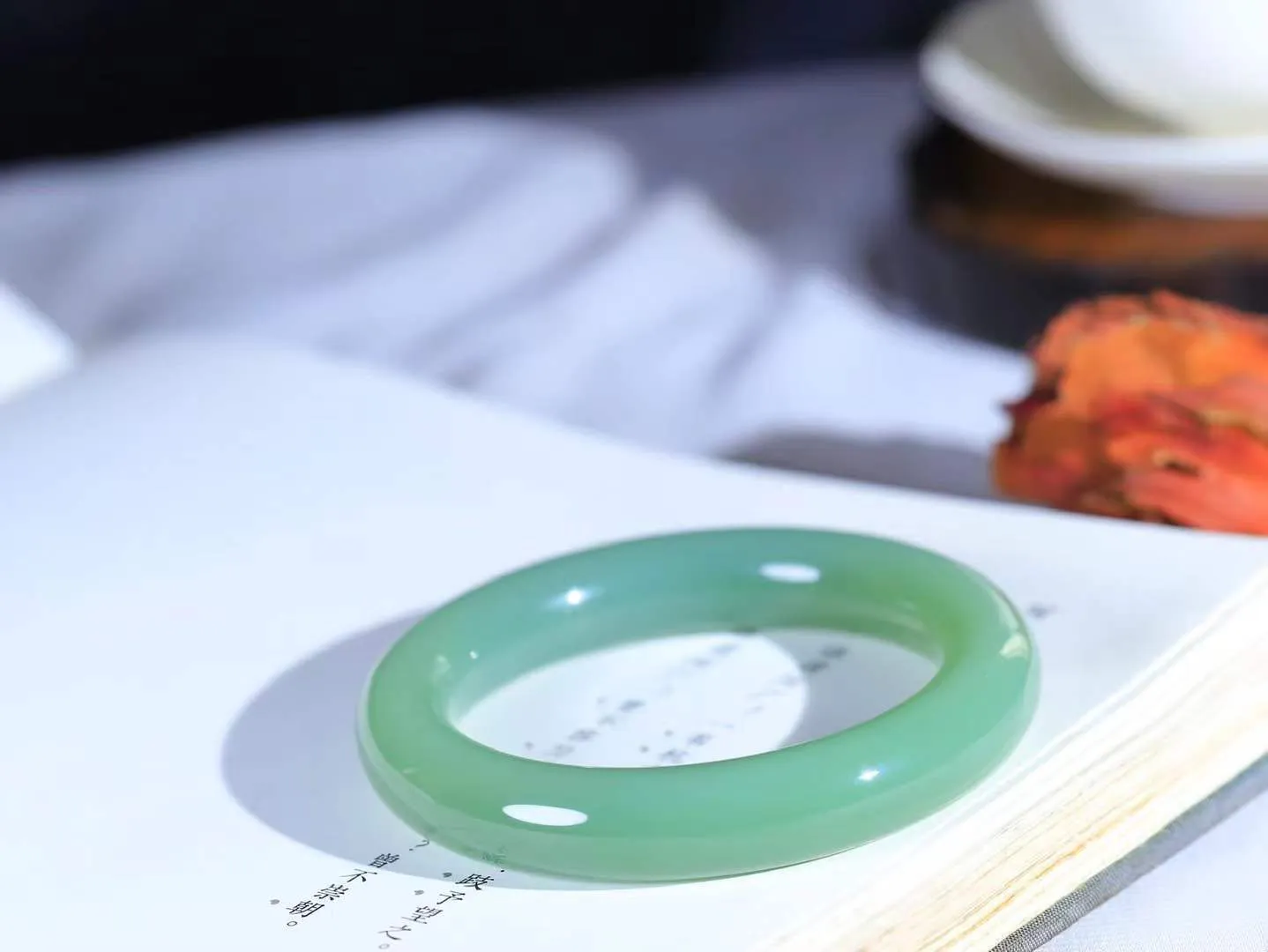 【悠悠芳华.镯】

典藏级臻品和田玉碧玉手镯 玉质温润 青葱岁月，尽收腕中，婉转流畅，凝岁月悠长