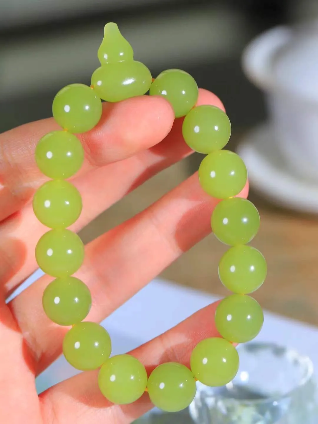 【珠圆玉润.手串】

精品和田玉黄口珠圆玉润手串 玉质温润细腻  整串打磨圆润，佩戴舒适。珠珠落玉盘，间关莺语花底滑，一生美好时光，无论身在何处，都有它相伴相守。事事顺遂，幸福美满，吉祥如意。重56.79克 尺寸取一12.5mm  FD L-791200268