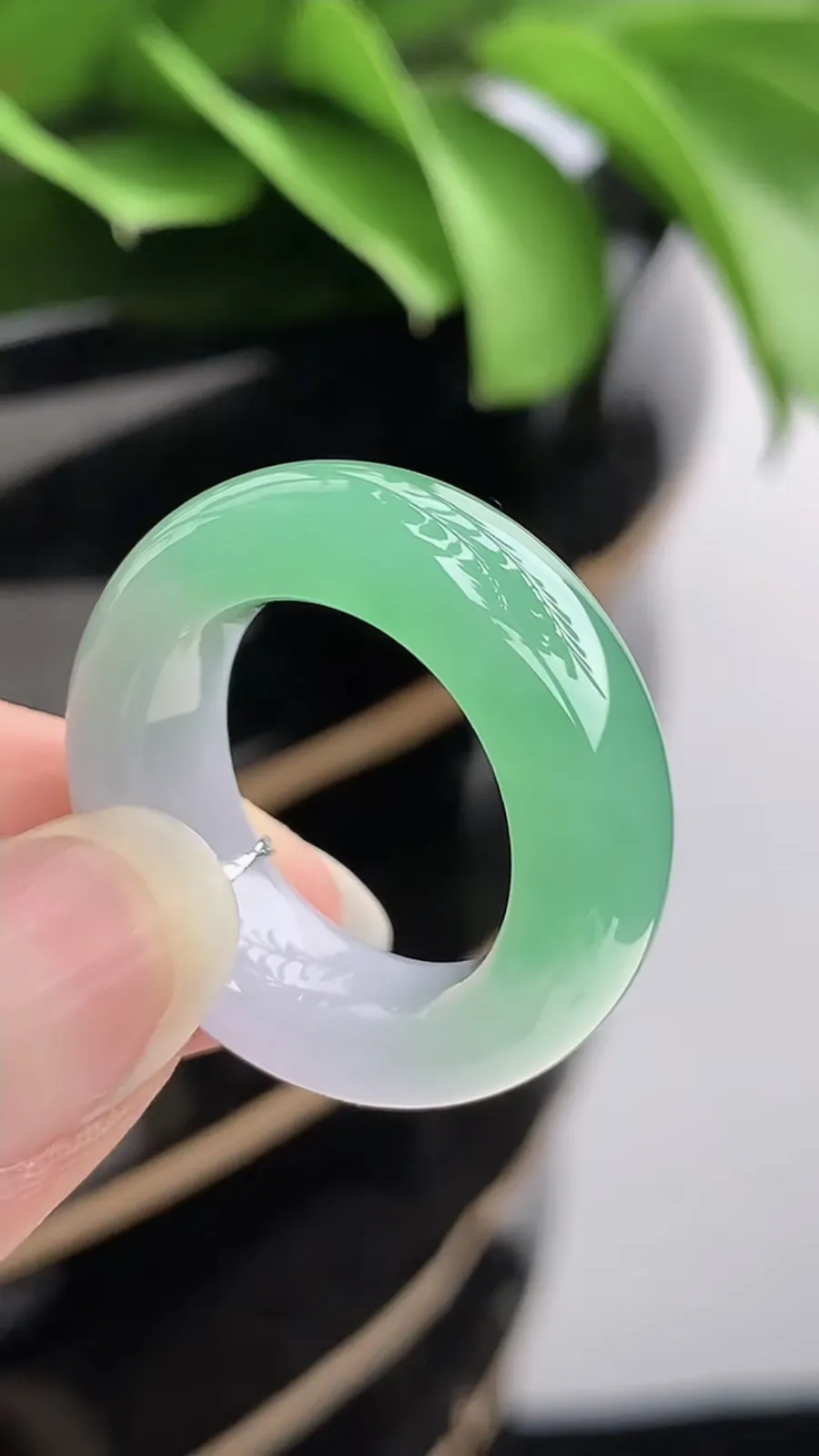 a货翡翠老坑冰种飘绿素面戒指 尺寸17.5×8.2×5mm 重量8.42g 1202