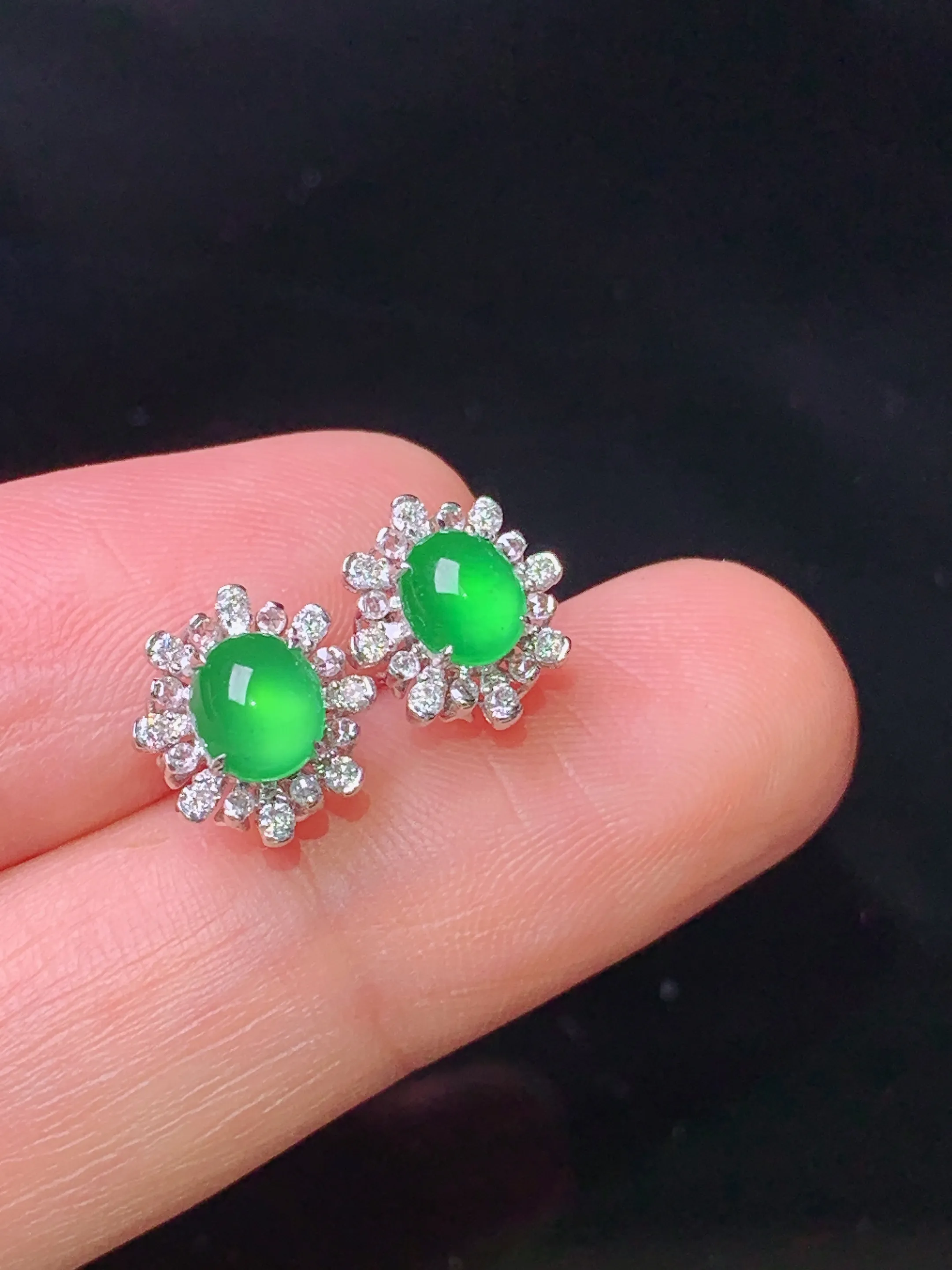 18k金钻镶嵌满绿蛋面耳钉吊坠 玉质细腻 色泽清新艳丽 整体尺寸9.5*9*6