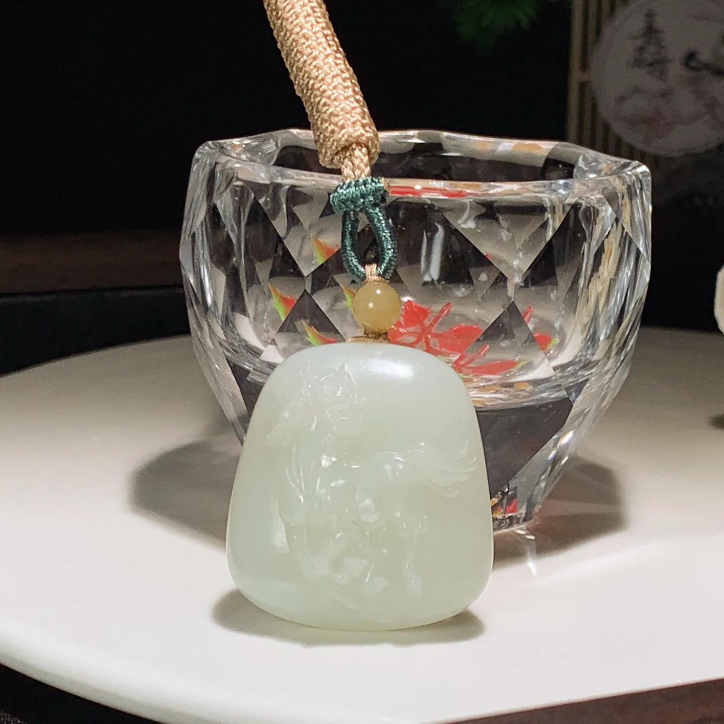 和田玉白玉糖料扭转乾坤牛挂件。尺寸33/31/12重23.6克。玉质细腻油润。手推出油。佩戴高端典雅。lt251201