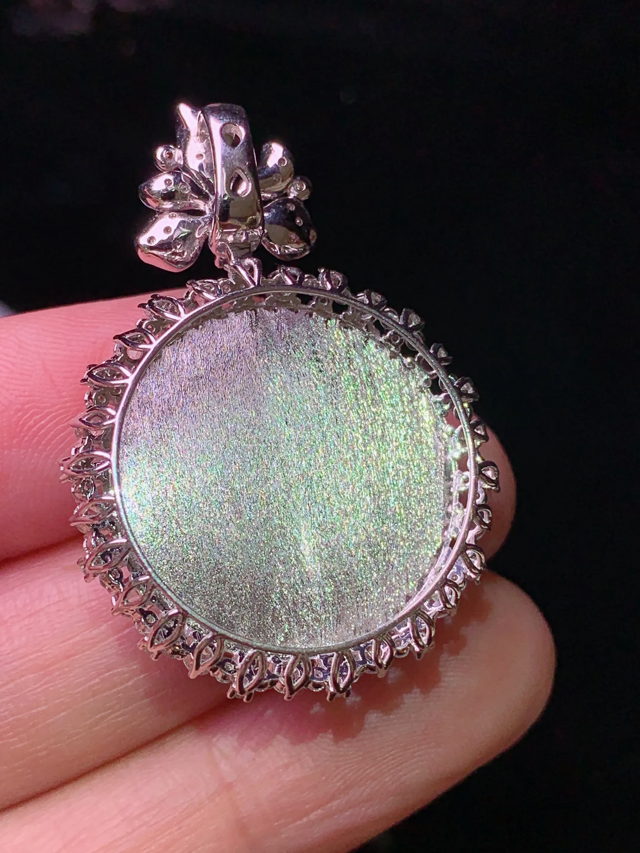 18k金钻镶嵌翠绿平安扣吊坠 玉质细腻 色泽清新艳丽  整体尺寸37.5*26.3*9.5