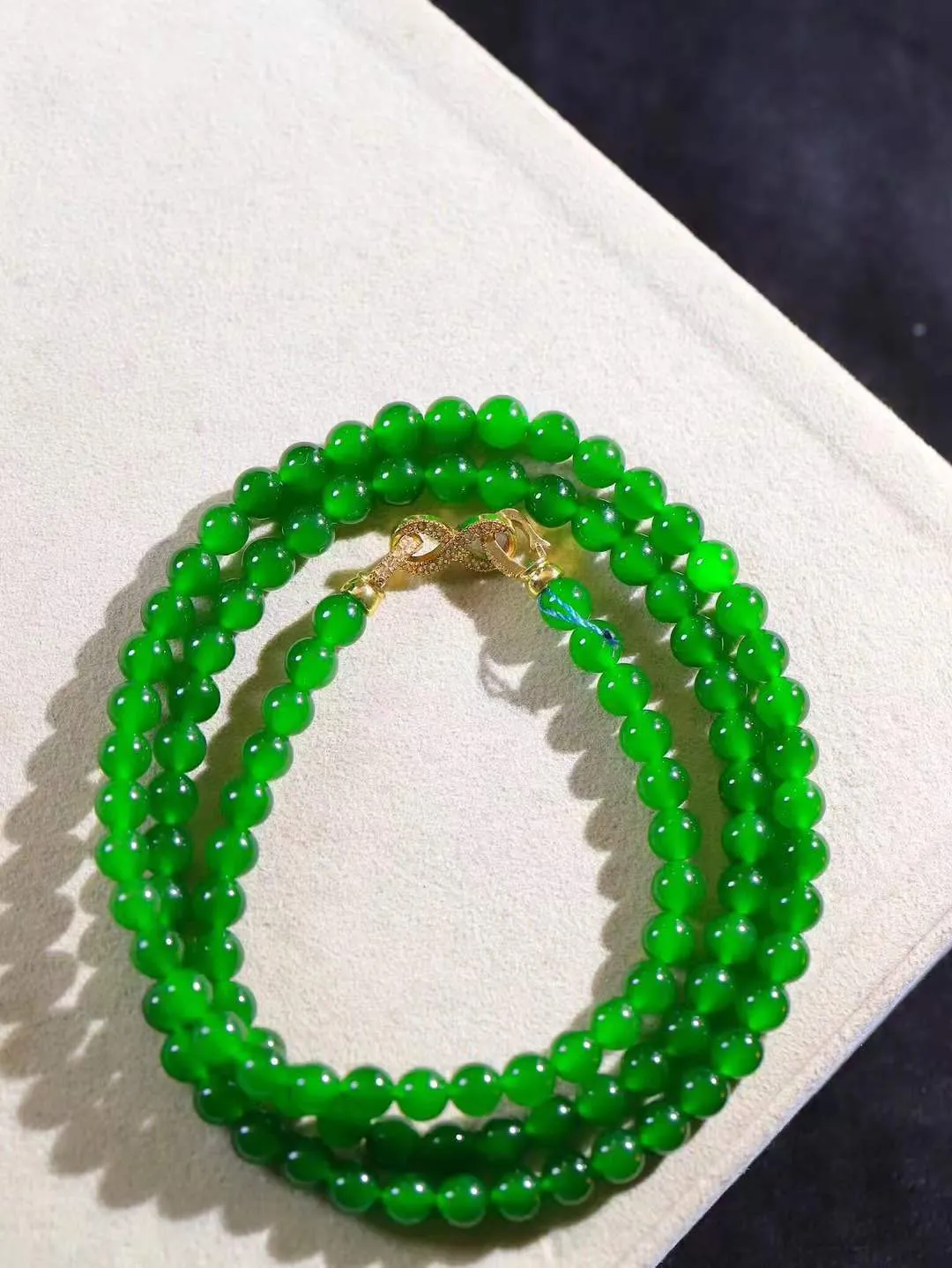 【珠圆玉润.项链】

精品和田玉碧玉珠圆玉润项链 玉质细腻油润 饱满光滑 质朴无华，悠远简单，人心