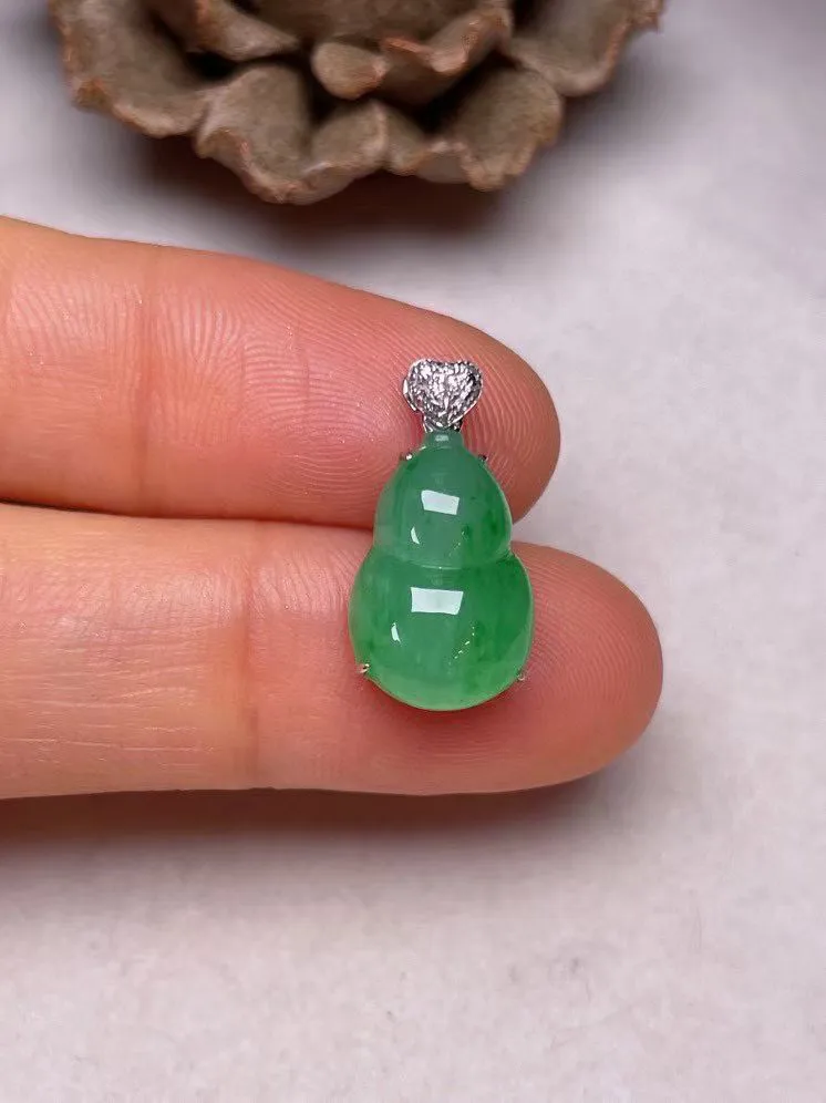冰种阳绿葫芦吊坠、真金真钻镶嵌，种水好，玉质细腻 .裸石尺寸  14.0*9.5