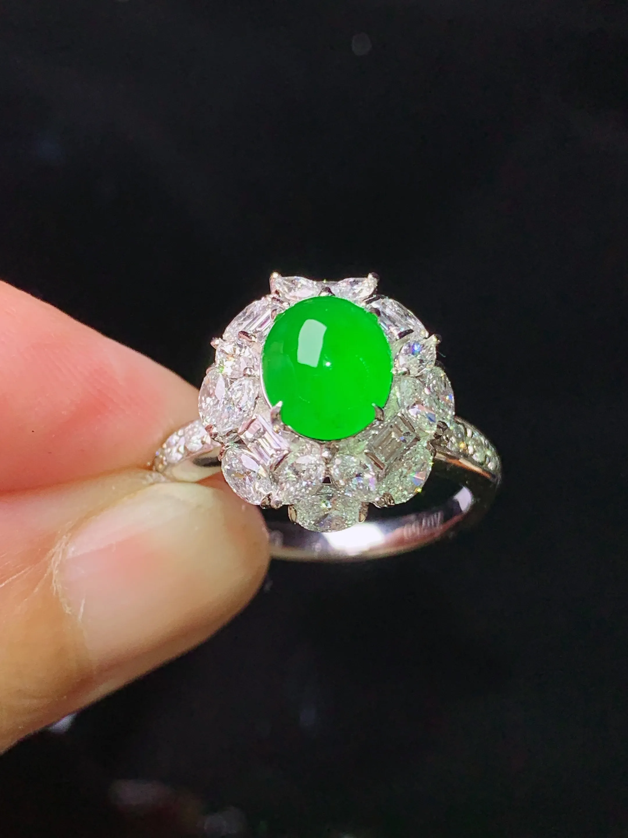18k金钻镶嵌满绿蛋面戒指 玉质细腻 色泽清新艳丽  圈口13.5 整体尺寸14.2*13.3*11