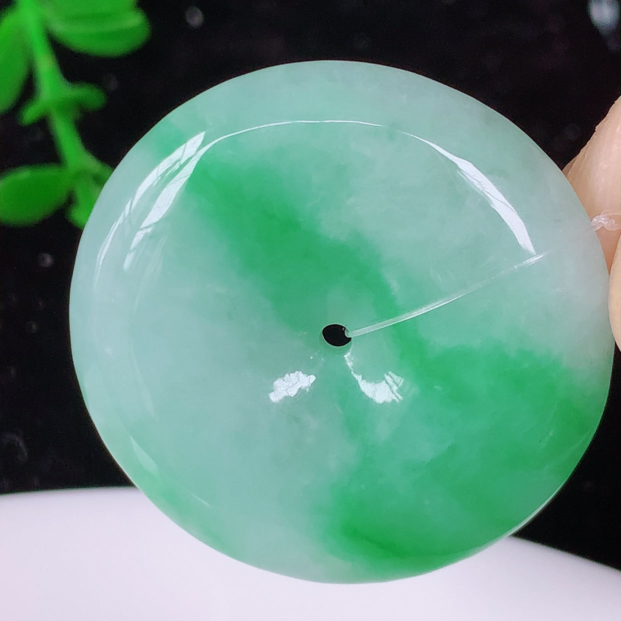 自然光实拍，水润飘绿翡翠平安扣吊坠，品相佳，美感十足，寓意平平安安，平安扣佩戴精美时尚！#49.29