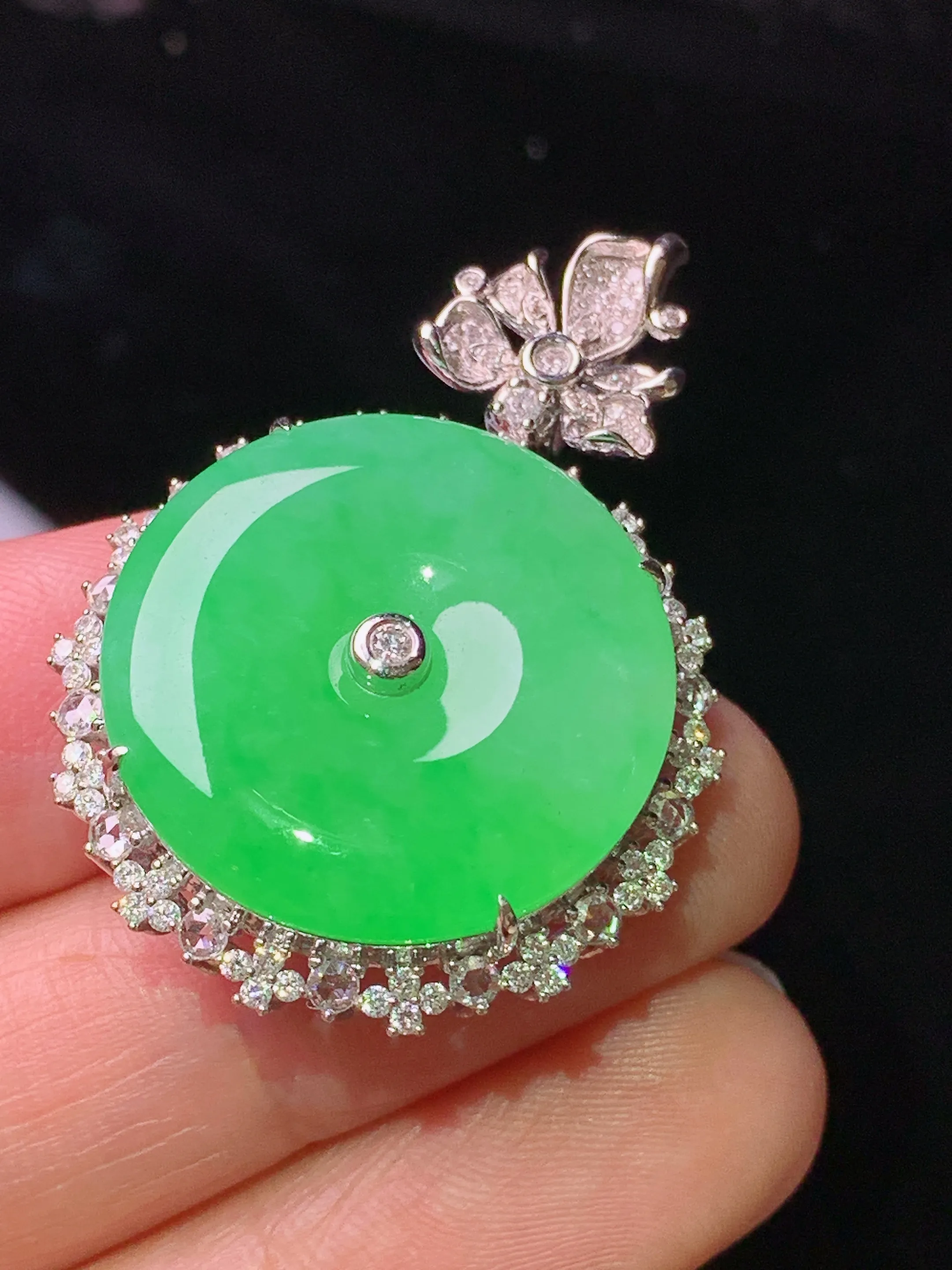 18k金钻镶嵌翠绿平安扣吊坠 玉质细腻 色泽清新艳丽  整体尺寸37.5*26.3*9.5