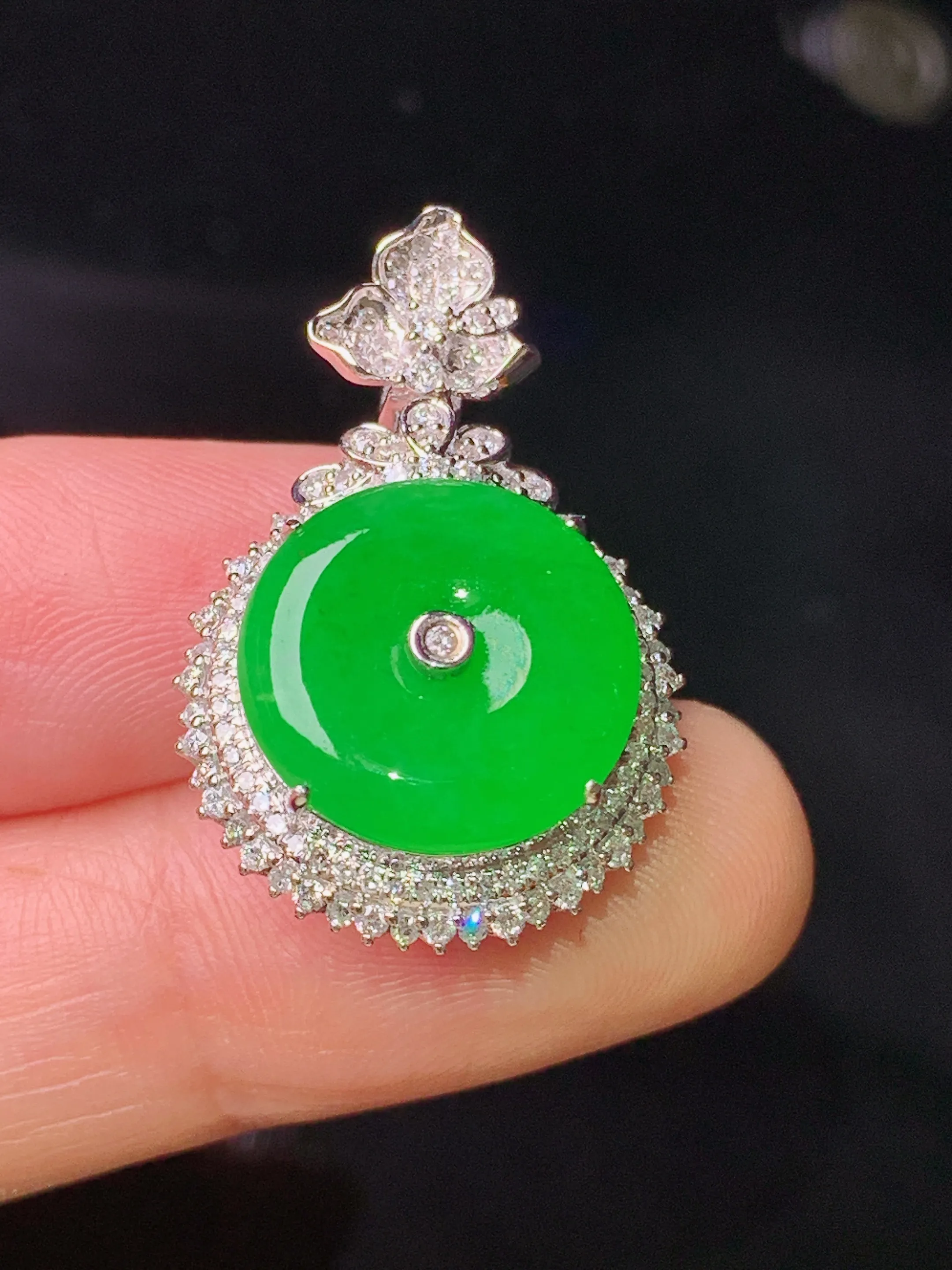 18k金钻镶嵌满绿平安扣吊坠 玉质细腻 色泽清新艳丽 整体尺寸28.2*18.5*10.7