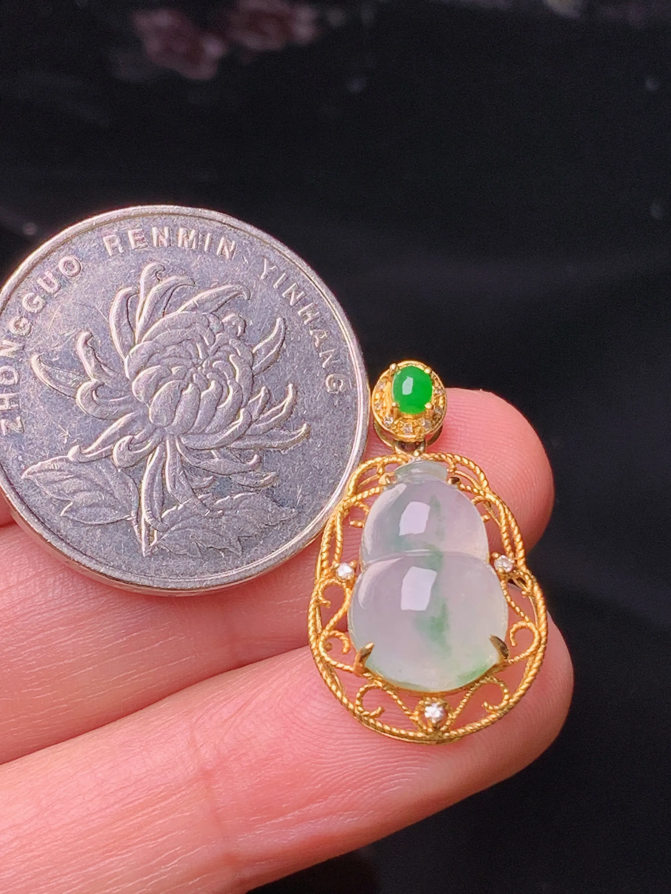 18k金钻镶嵌冰种飘绿葫芦吊坠 玉质细腻 色泽清新艳丽  整体尺寸24.5*14.5*7.6