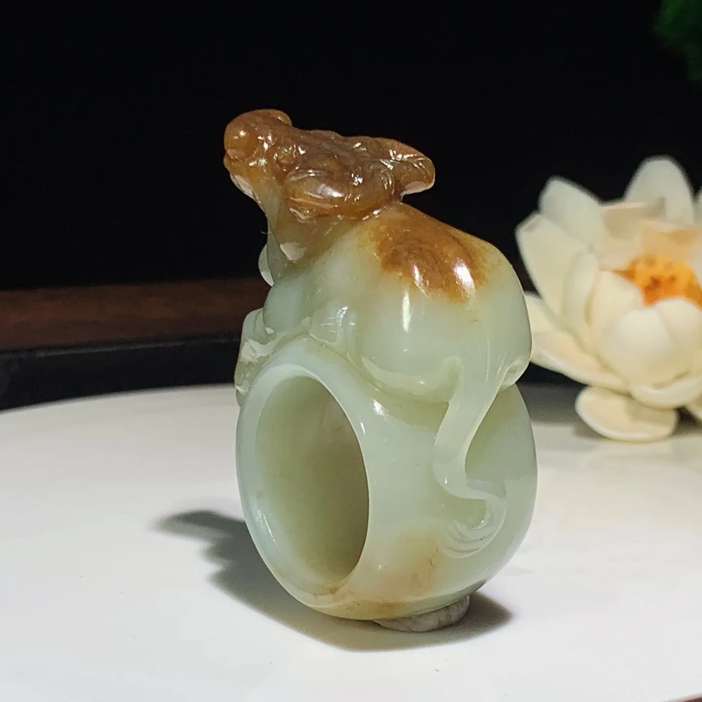 新疆和田玉且末糖扭转乾坤扳指 尺寸59/42/22内径23重50.5克。玉质细腻油润。手推出油。佩戴高端典雅。lt251201