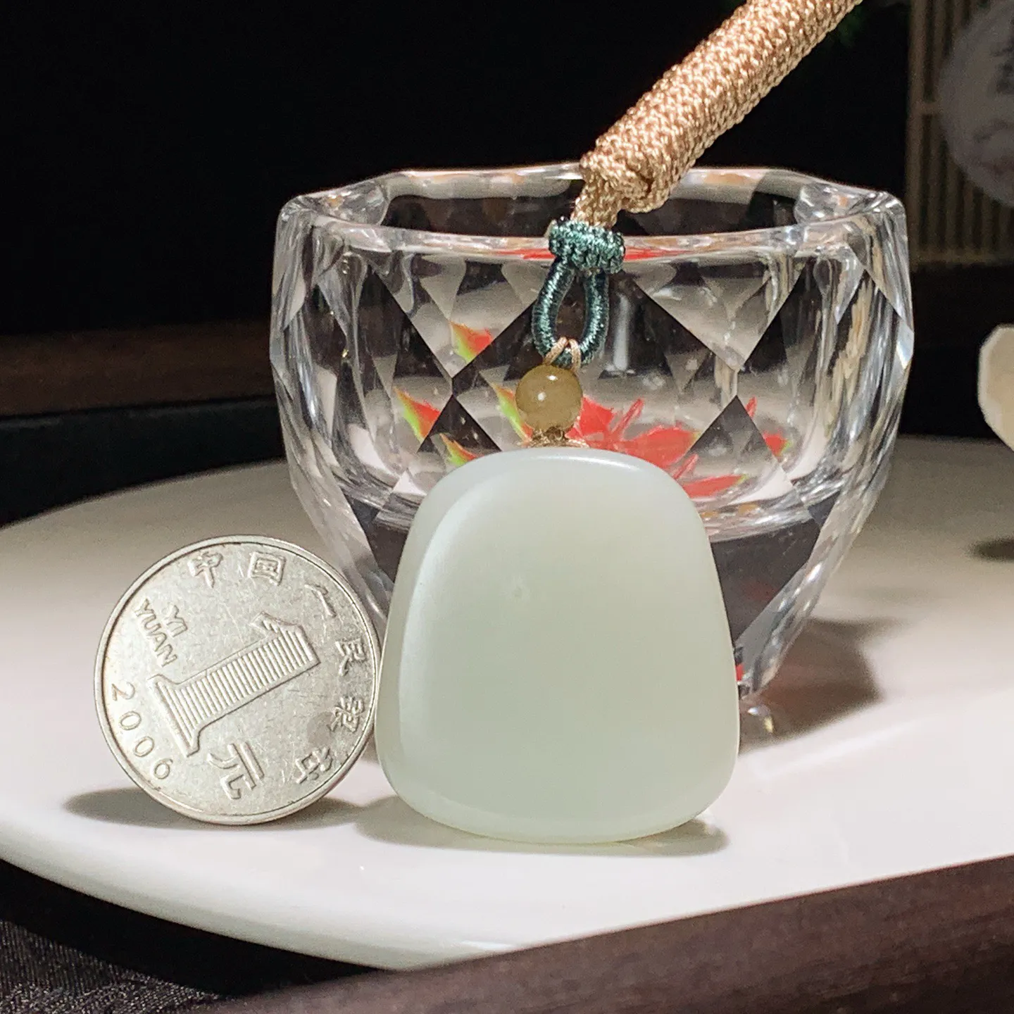 和田玉白玉糖料扭转乾坤牛挂件。尺寸33/31/12重23.6克。玉质细腻油润。手推出油。佩戴高端典雅