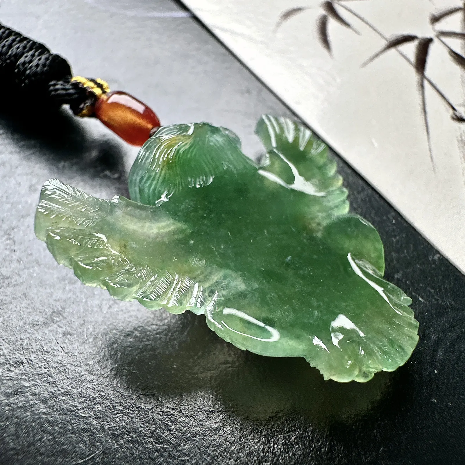 【冰种晴绿迦楼罗吊坠】精品，质地细腻，通透度上佳，冰感十足，适合佩戴。