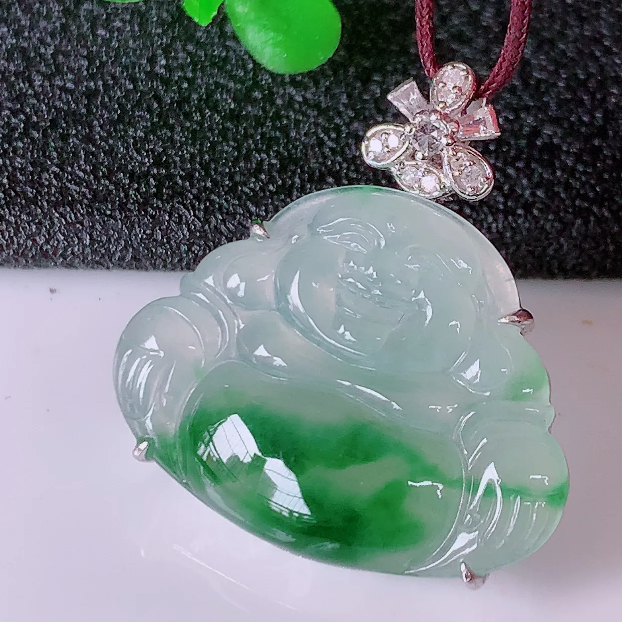自然光实拍，18K金镶嵌冰种飘花翡翠佛公吊坠，冰透饱满， 佛公亦保平安，寓意有福（佛公）相伴，品相佳，配戴优雅迷人！#80.29整体25.5-23.6-6裸石23.5*18