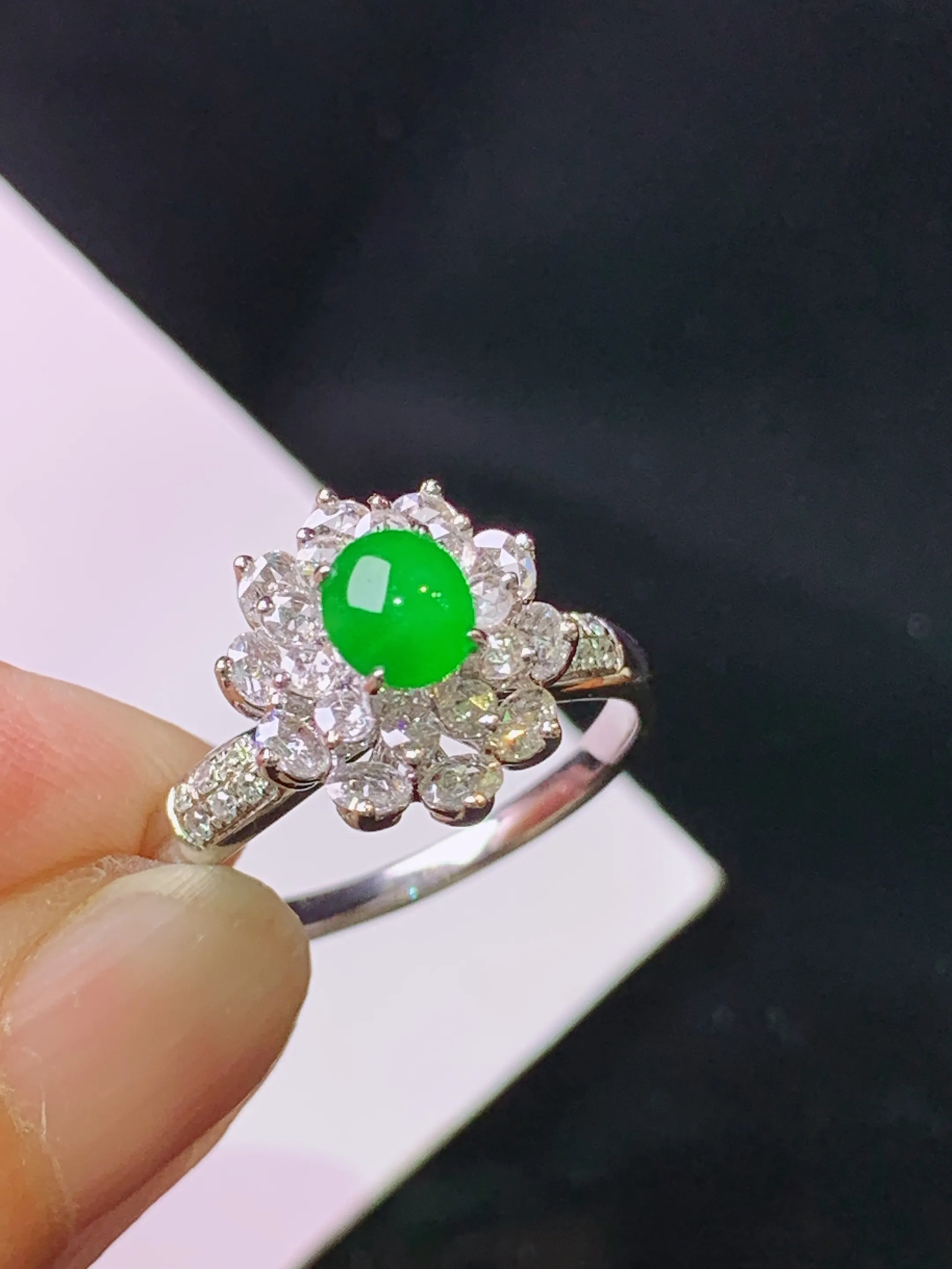 18k金钻镶嵌满绿蛋面戒指 玉质细腻 色泽清新艳丽  圈14 整体尺寸11.8*10