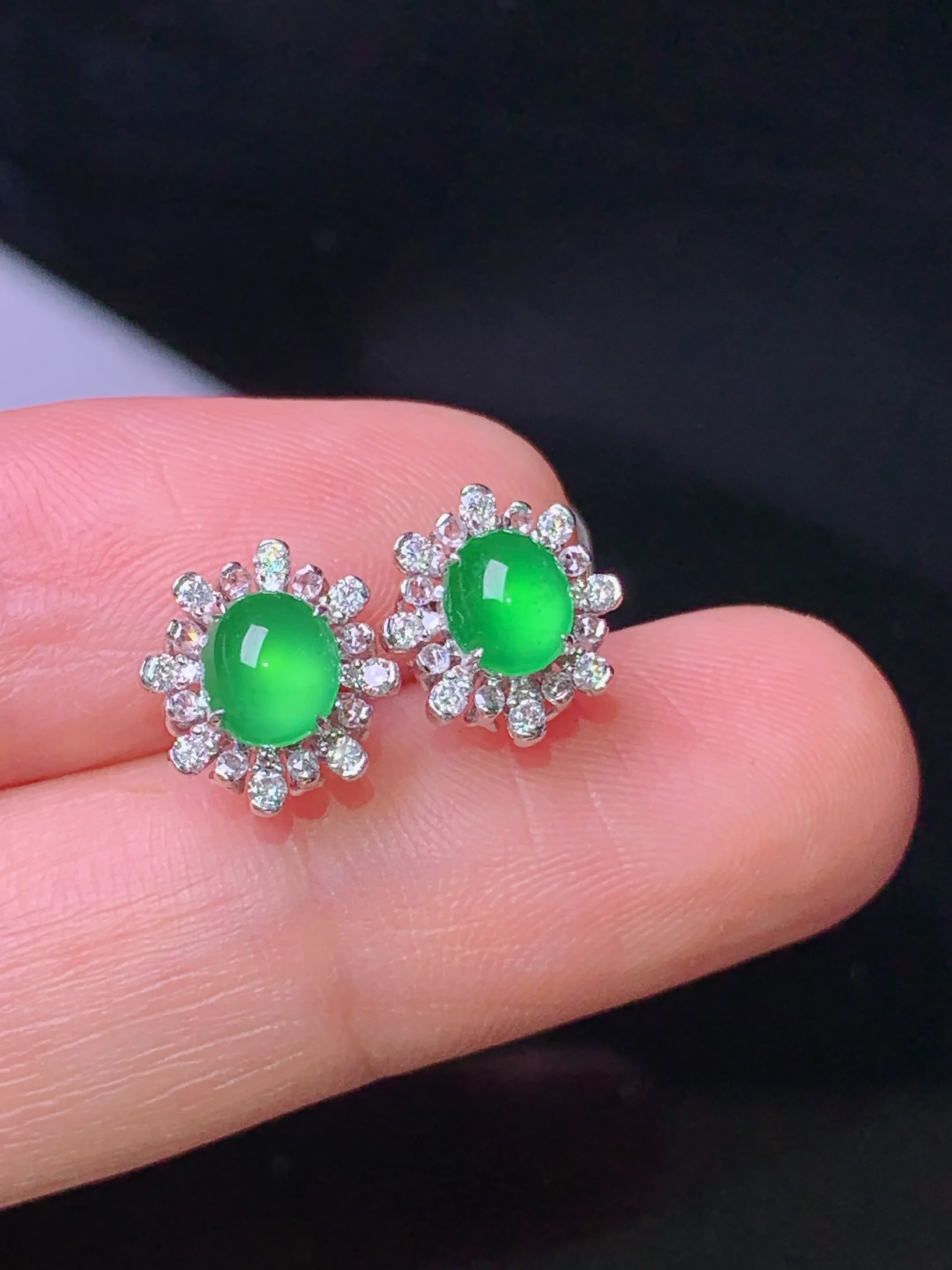 18k金钻镶嵌满绿蛋面耳钉吊坠 玉质细腻 色泽清新艳丽 整体尺寸9.5*9*6