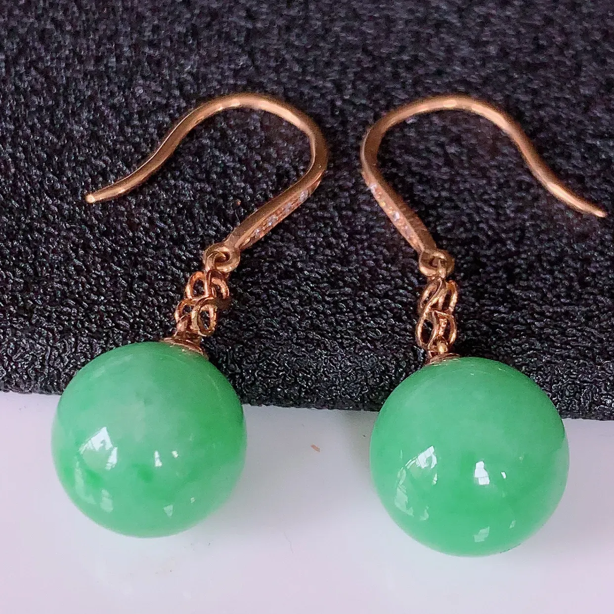 自然光实拍 18k金镶嵌满绿翡翠圆珠耳坠，沁人心脾，豪华镶嵌而成，耳坠佩戴效果大气出众，尽显气质。种水好，胶感足，颜相当漂亮，高性价比，值得入手品鉴！#83.29耳坠整体长28裸石10