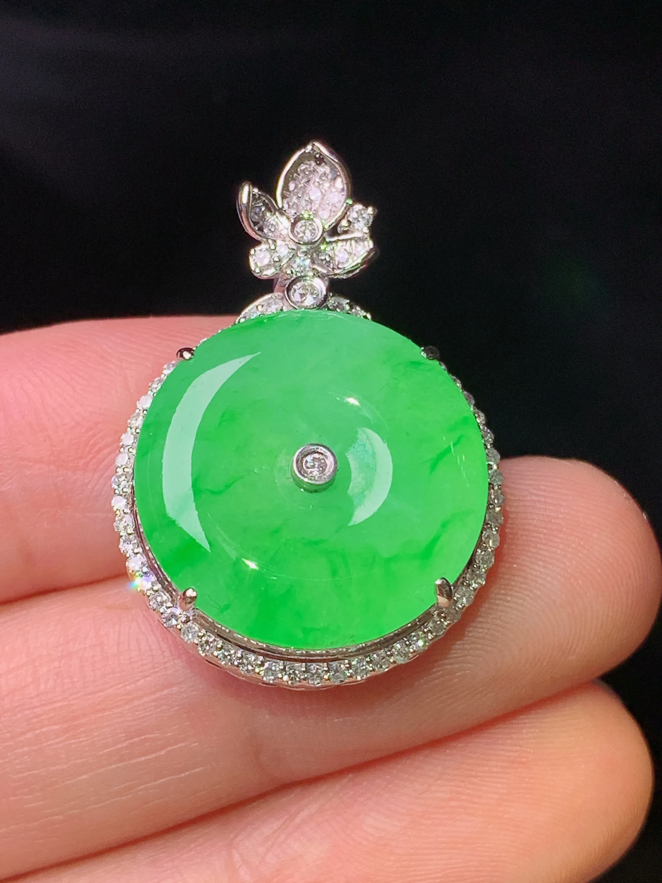 18k金钻镶嵌翠绿平安扣吊坠 玉质细腻 色泽清新艳丽 整体尺寸29*20.2*8.5