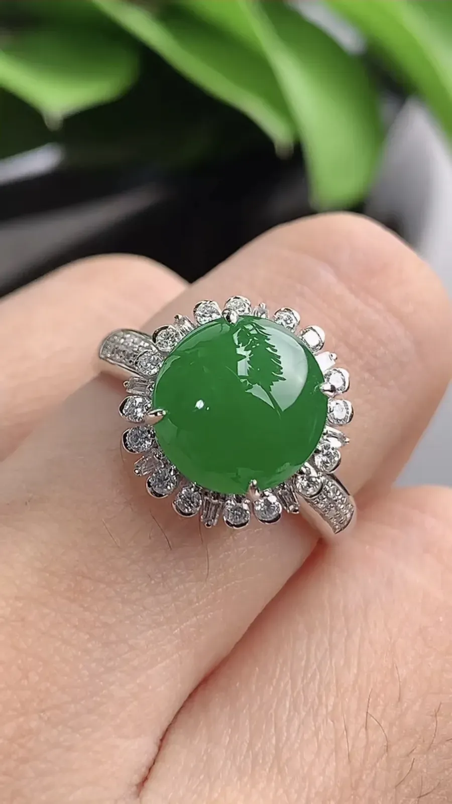 a货翡翠老坑冰种18K金伴钻镶嵌阳绿蛋面戒指 圈口17.7裸石尺寸10×9.5mm 重量4.45g 1201