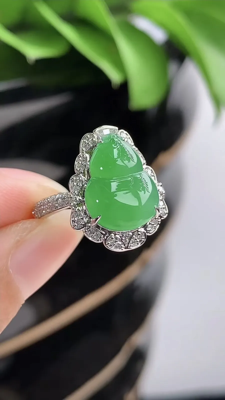 a货翡翠老坑冰种18K金伴钻镶嵌甜绿葫芦戒指 圈口17裸石尺寸13×9.7mm 重量3.60g 1202