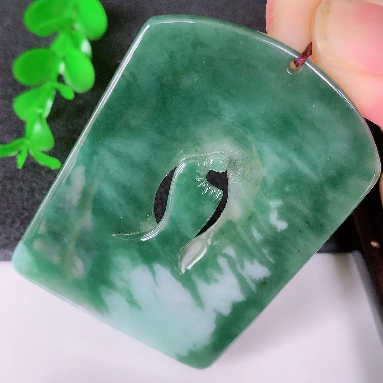 自然光实拍，特色镂空雕飘绿翡翠悟道吊坠，翡翠悟道寓意“祥和，安宁，吉祥，幸福”，佩戴效果优雅迷人，性价比超高！#60.29