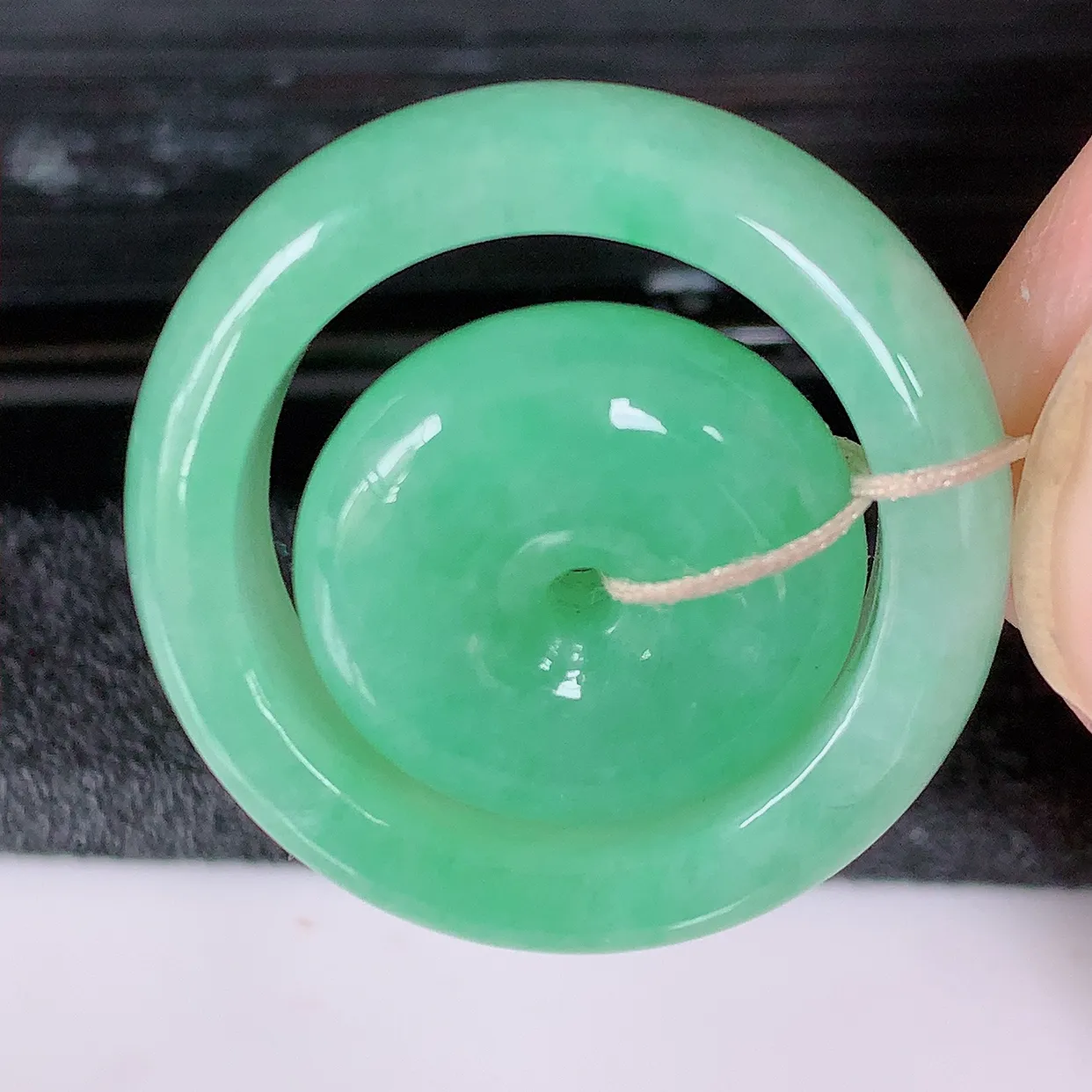 自然光实拍，冰润满绿翡翠平安母子扣吊坠，玉扣，平安是福；很美的料子，平安扣佩戴优雅迷人！#57.29