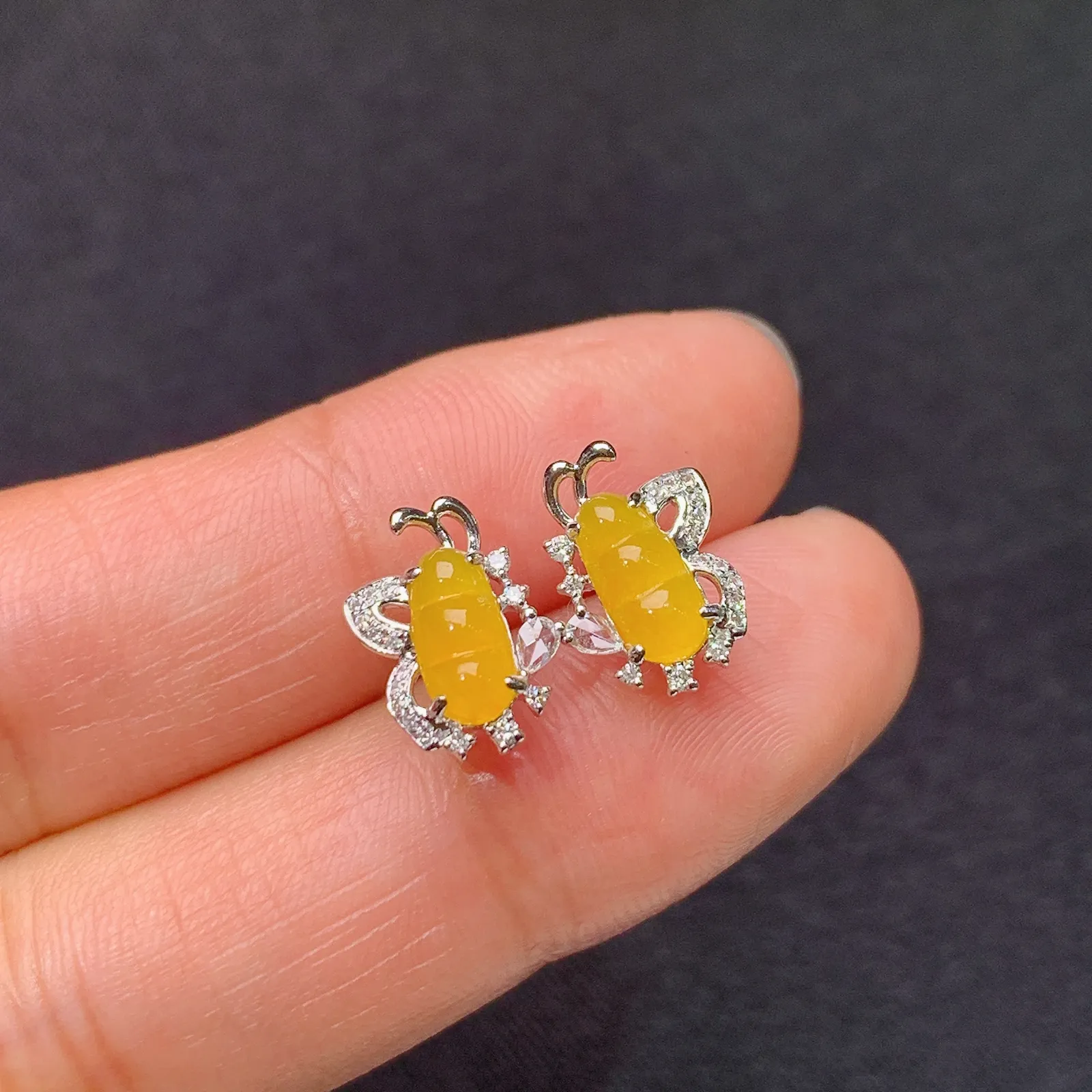 冰黄翡福豆耳钉，18k金镶嵌，精致时尚，冰透水润，颜色鲜亮 尺寸7.6*2.8*2