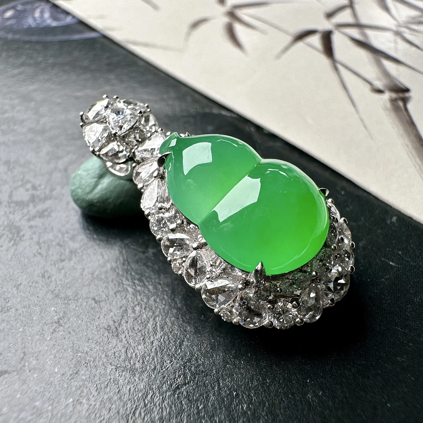 【冰种满绿葫芦】种水色俱全，冰透闪亮，通透感饱满度很好，18k金钻豪华镶嵌，裸石尺寸15.7*10.