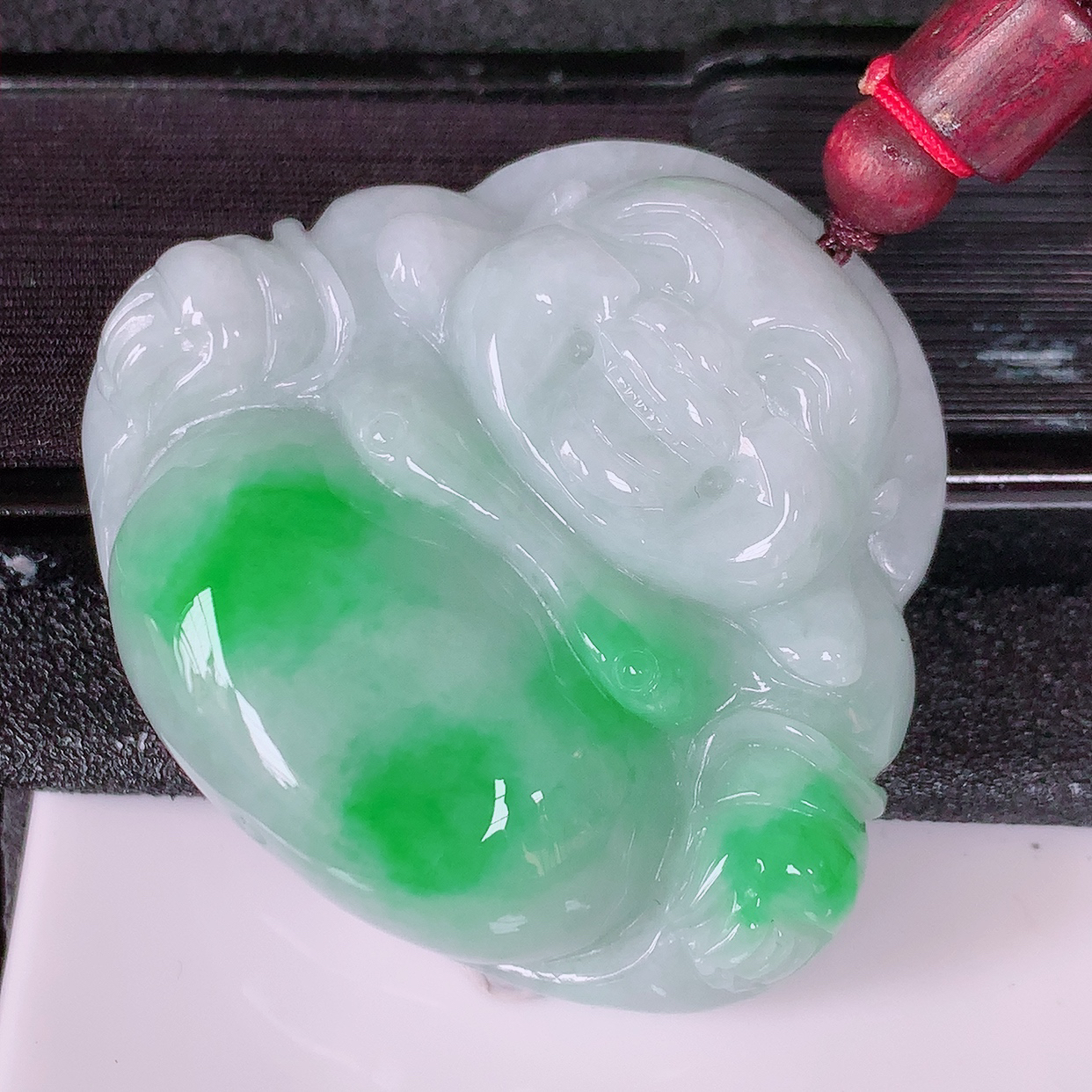 自然光实拍，大件厚装飘绿翡翠佛公吊坠，翡翠开心笑佛，种老水足，颜色漂亮，立体饱满圆润，佩戴效果赞#46.29