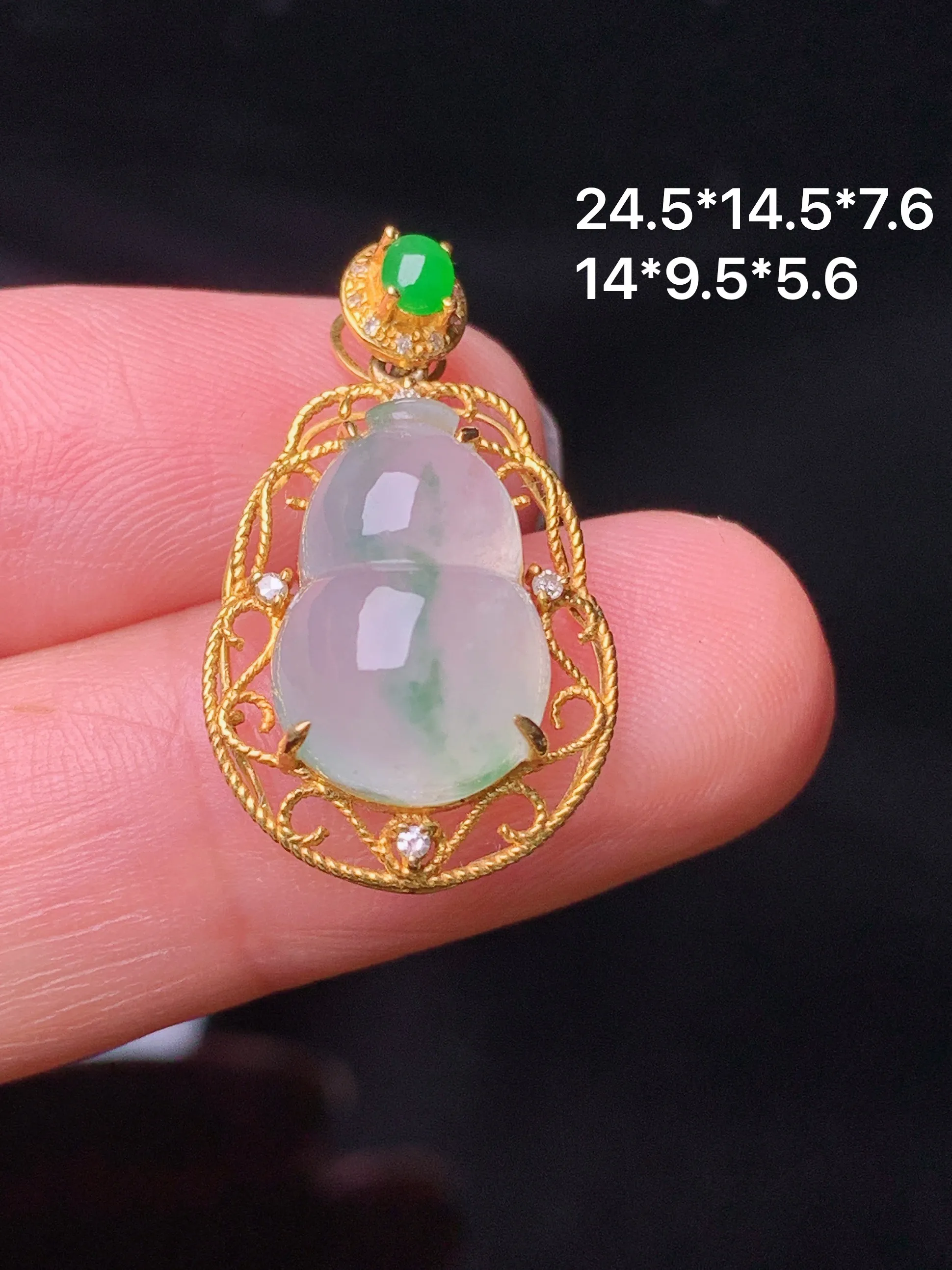 18k金钻镶嵌冰种飘绿葫芦吊坠 玉质细腻 色泽清新艳丽  整体尺寸24.5*14.5*7.6