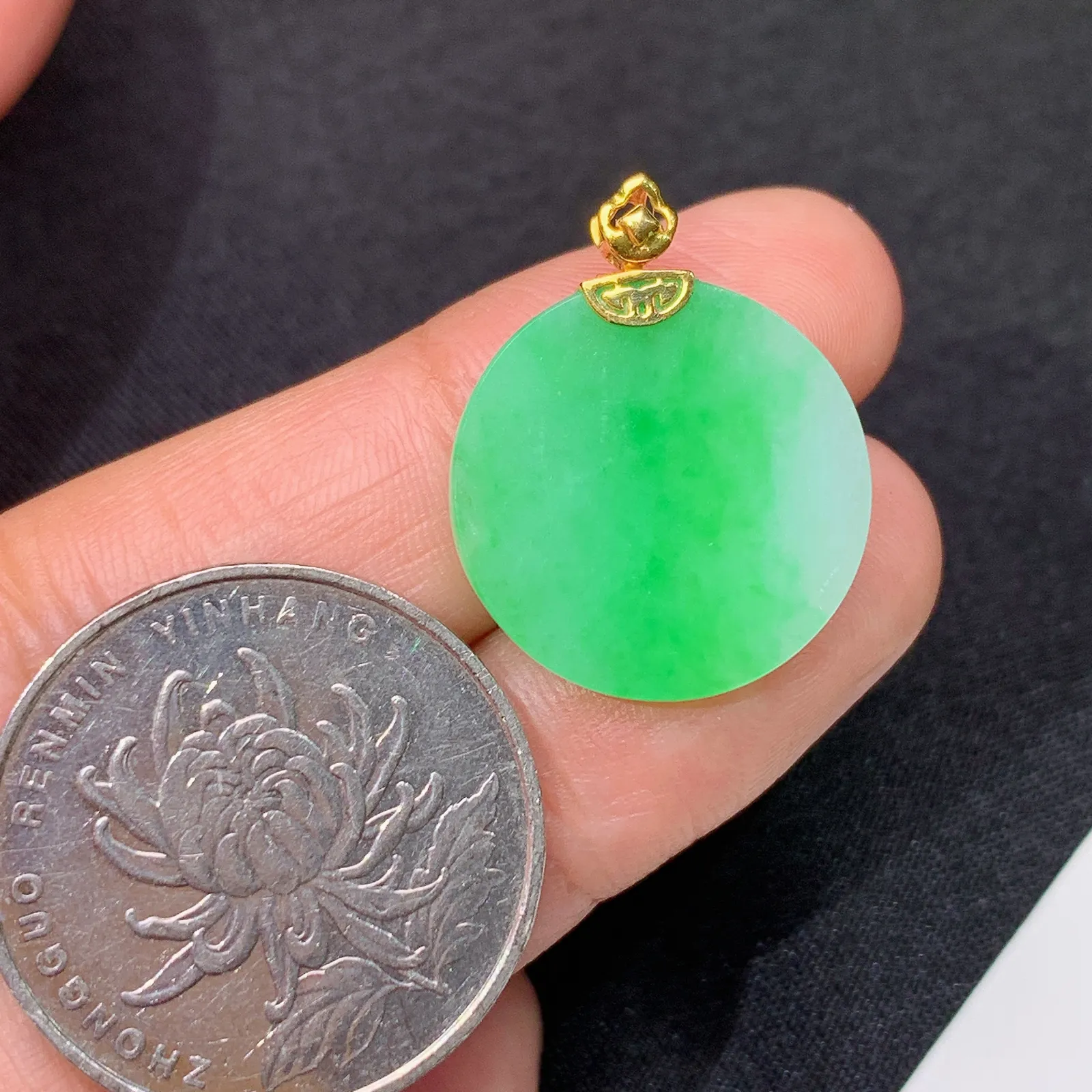 冰飘绿圆牌吊坠，18k金镶嵌，冰润色阳，玉质细腻，种水足，Al 尺寸23.2*18.6*2.3
