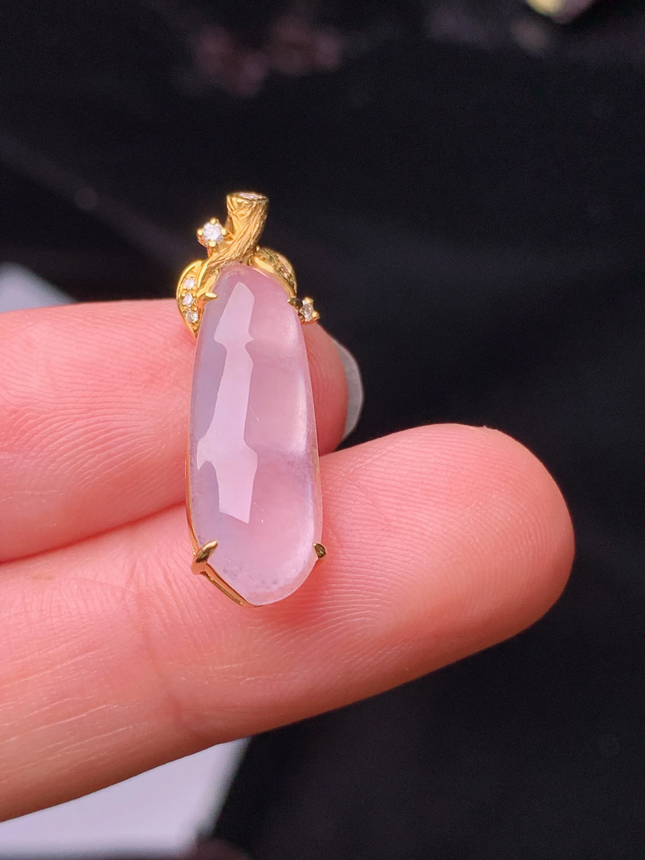 18k金钻镶嵌冰种四季豆吊坠 玉质细腻 色泽清新艳丽  整体尺寸25*7.2*5