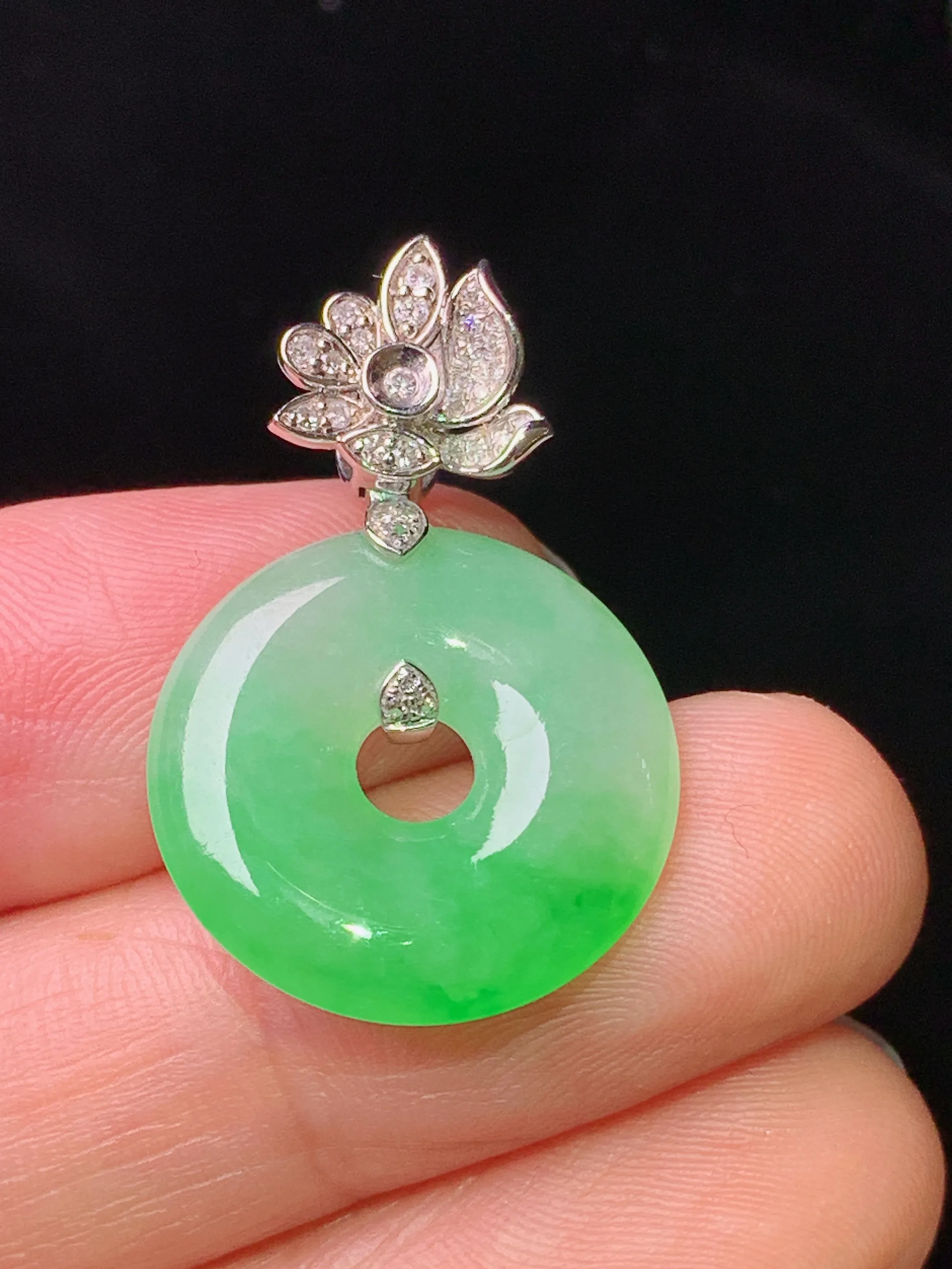 18k金钻镶嵌翠绿平安环吊坠 玉质细腻 色泽清新艳丽  整体尺寸28.6*18.5*3.6