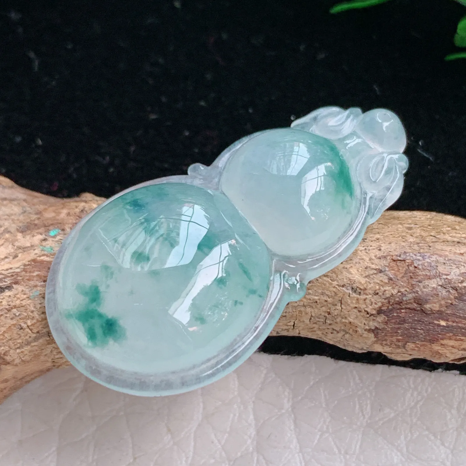 gp自然光你31.5*17*6.2天然缅甸翡翠冰胶饱满飘花葫芦 玉葫芦玉吊坠