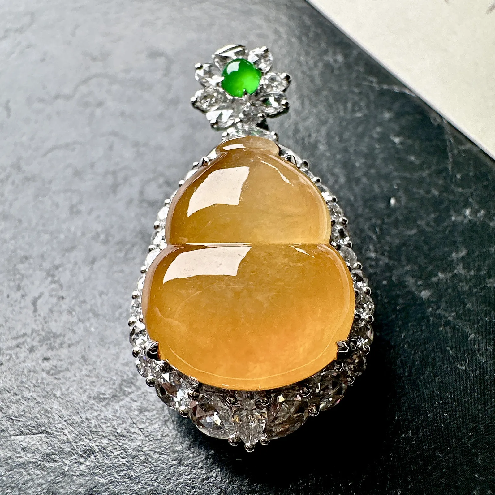 【冰种黄翡葫芦吊坠】质地细腻，冰感十足，晶莹透亮，18K金钻镶嵌，裸石尺寸17.4*14.5*5.5