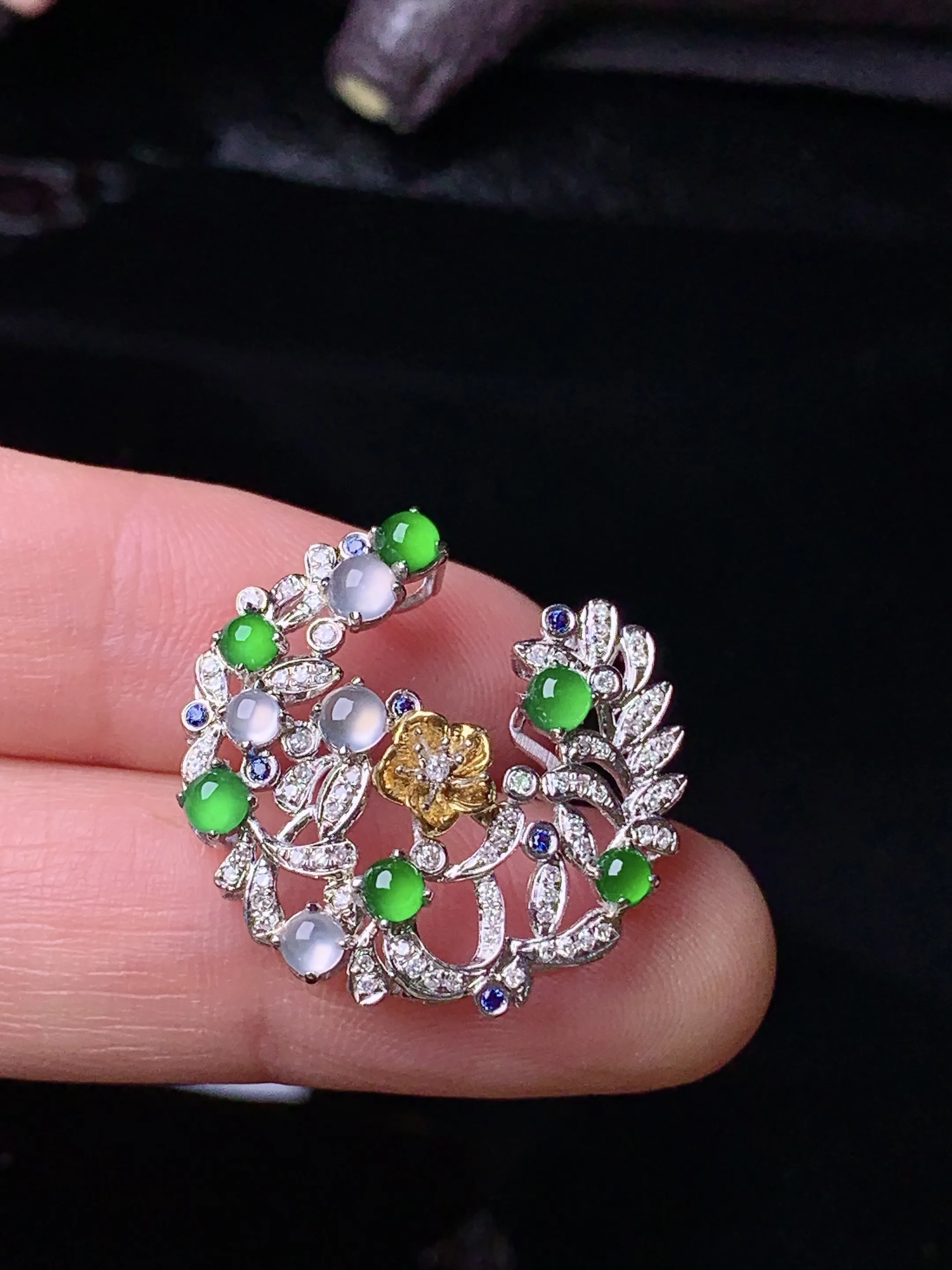 18k金钻镶嵌冰种满绿蛋面组合圣诞款吊坠 玉质细腻 色泽清新艳丽 整体尺寸21.8*23*7