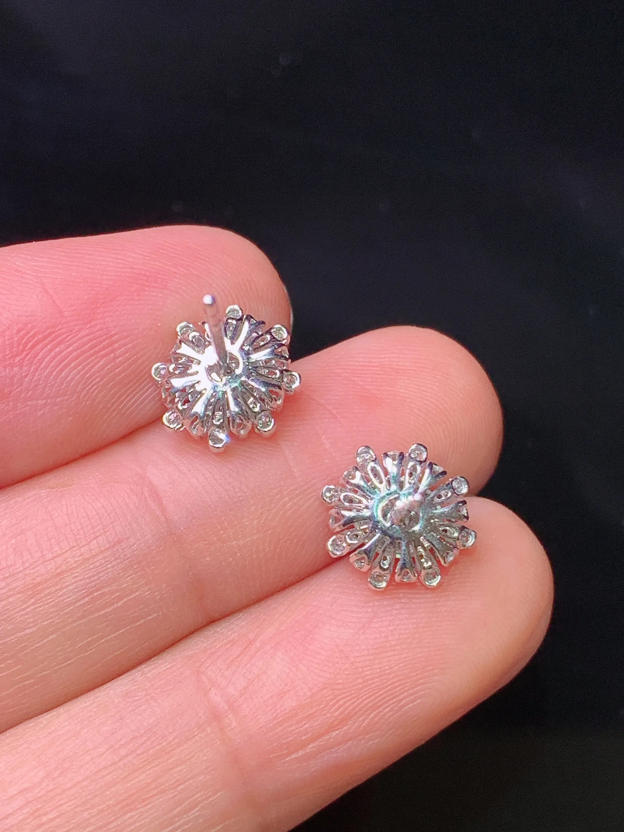 18k金钻镶嵌满绿蛋面耳钉吊坠 玉质细腻 色泽清新艳丽 整体尺寸9.5*9*6