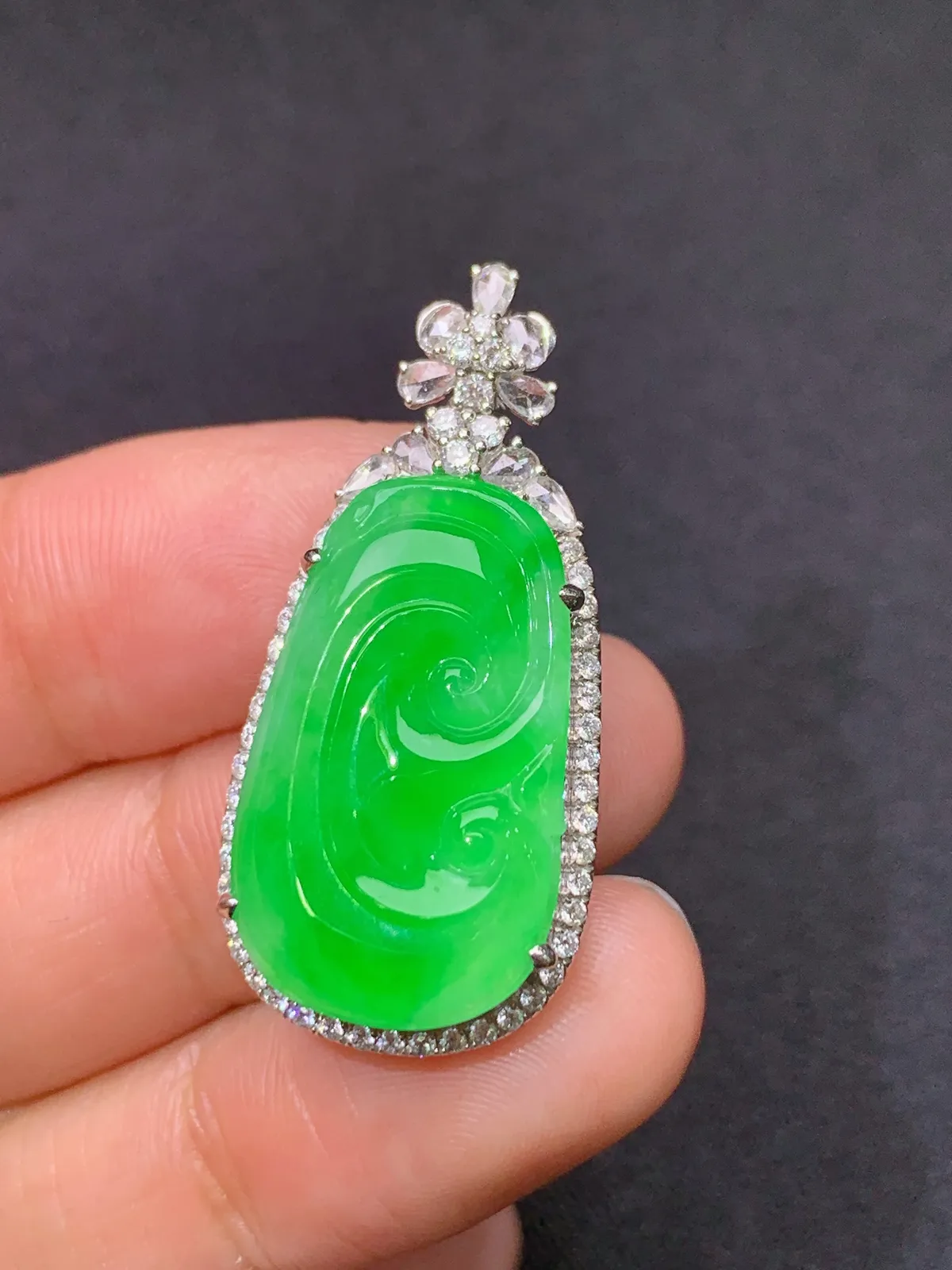 冰阳绿如意吊坠，18k金镶嵌，色泽鲜阳，冰润细腻，种水足 尺寸34.1*16.1*8.3